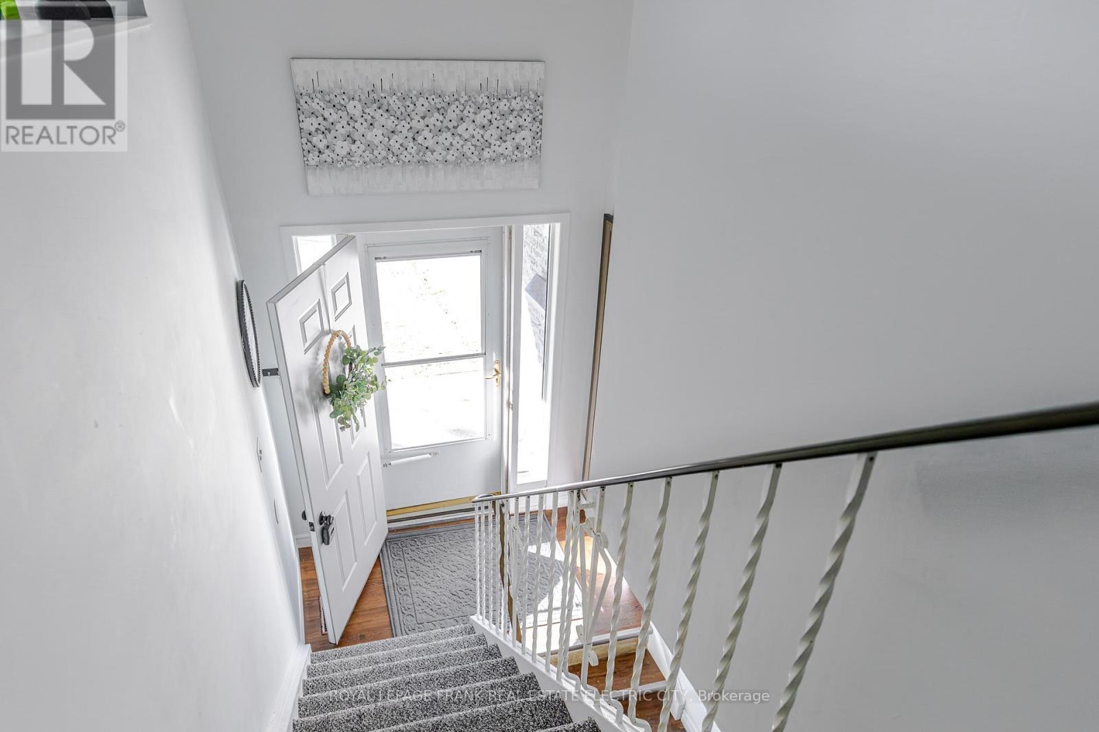 












2032 WALKER AVENUE

,
Peterborough (Ashburnham Ward 4),




Ontario
K9L1S1

