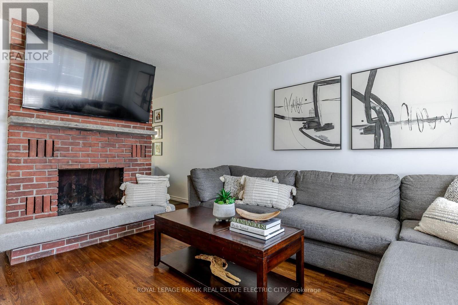 












2032 WALKER AVENUE

,
Peterborough (Ashburnham Ward 4),




Ontario
K9L1S1

