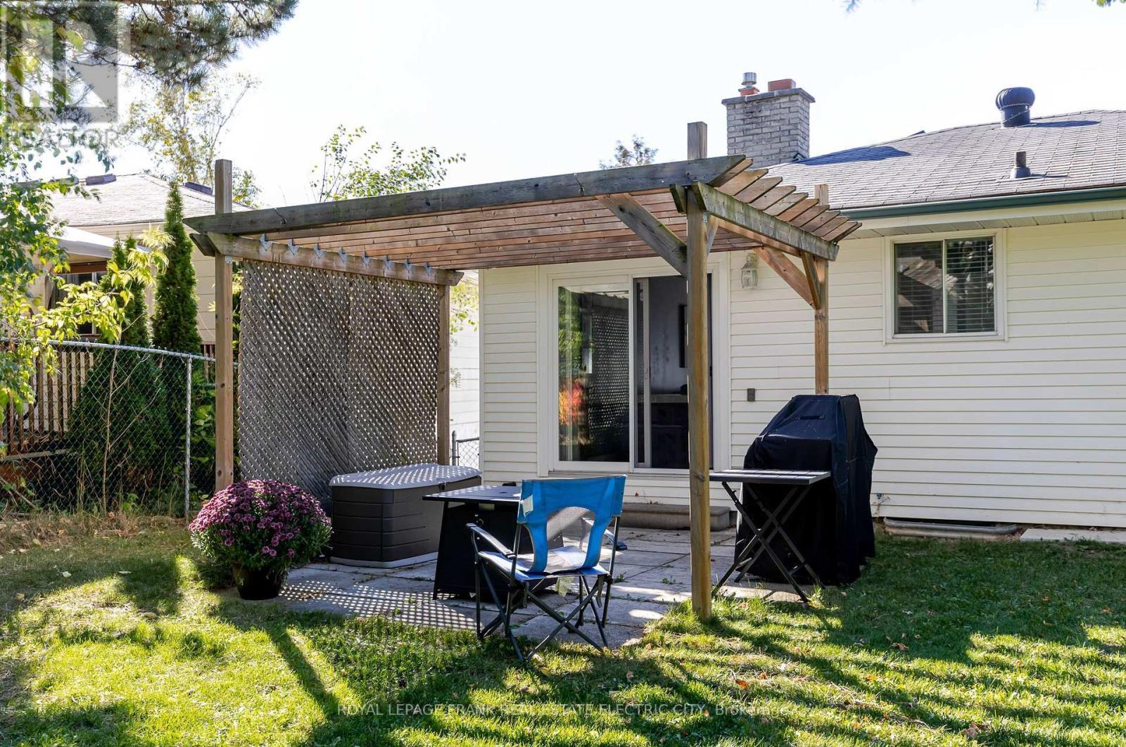 












2032 WALKER AVENUE

,
Peterborough (Ashburnham Ward 4),




Ontario
K9L1S1

