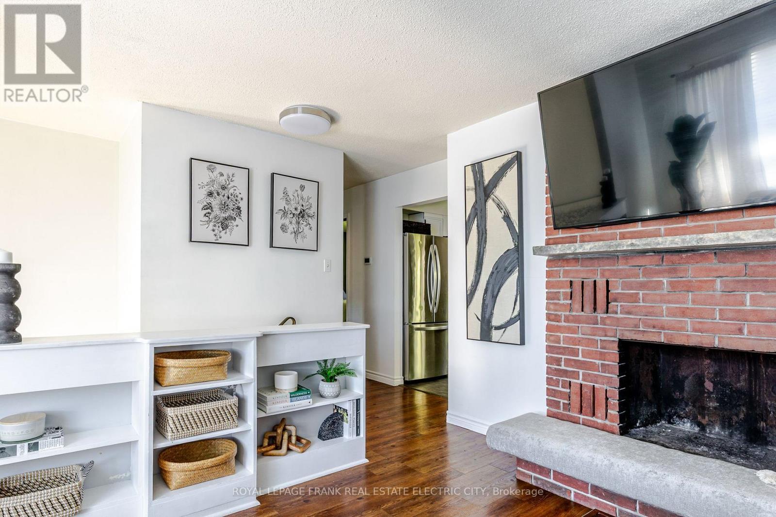 












2032 WALKER AVENUE

,
Peterborough (Ashburnham Ward 4),




Ontario
K9L1S1

