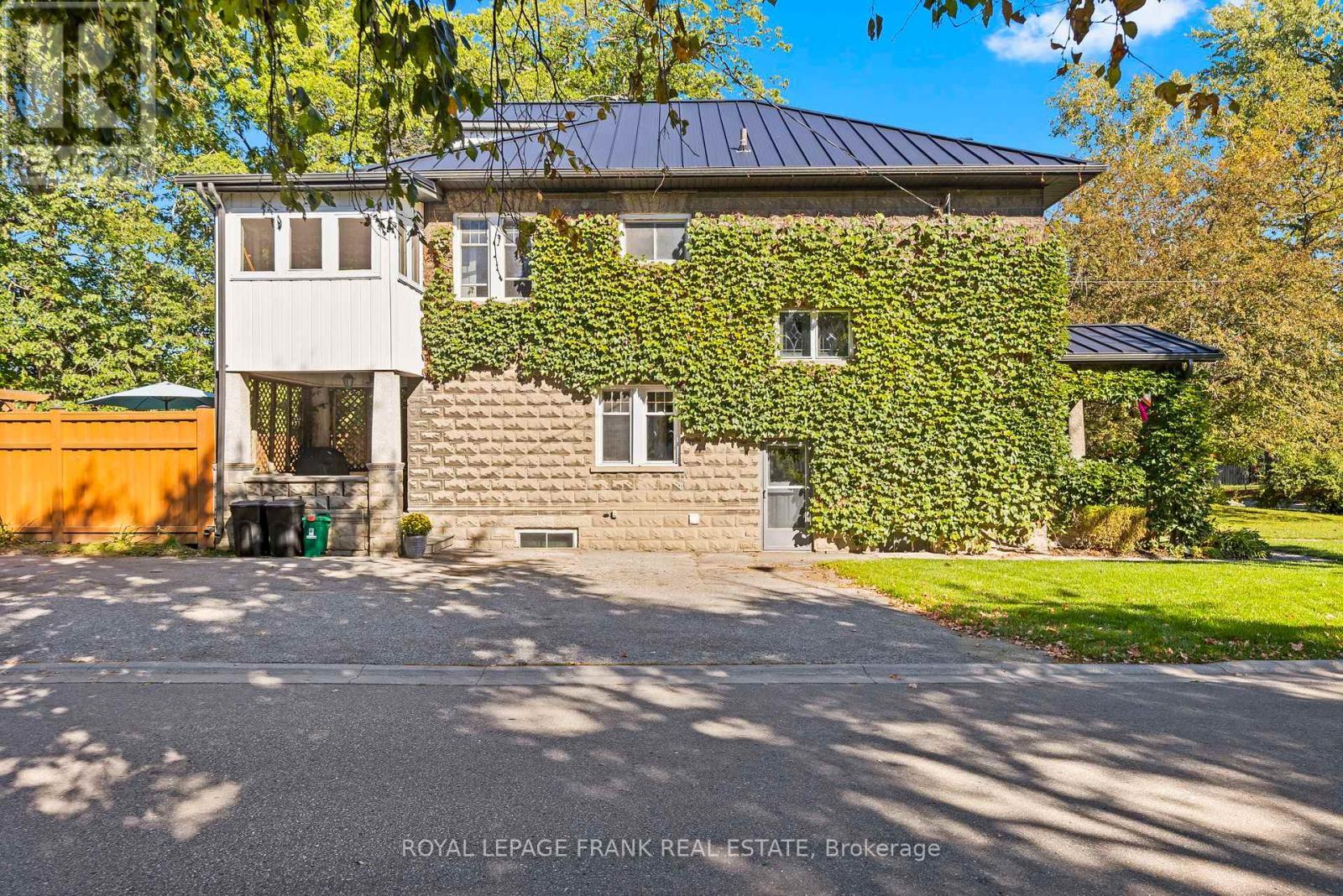 












30 LOWE STREET

,
Clarington (Bowmanville),




Ontario
L1C1X5

