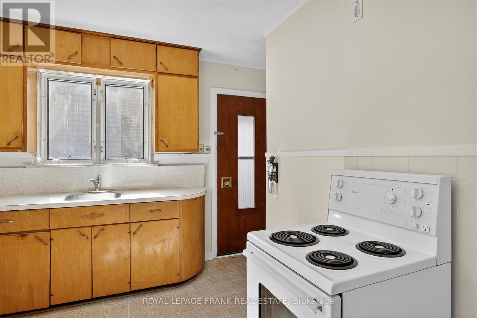 












859 GEORGE STREET N

,
Peterborough (Northcrest Ward 5),




Ontario
K9H3T6

