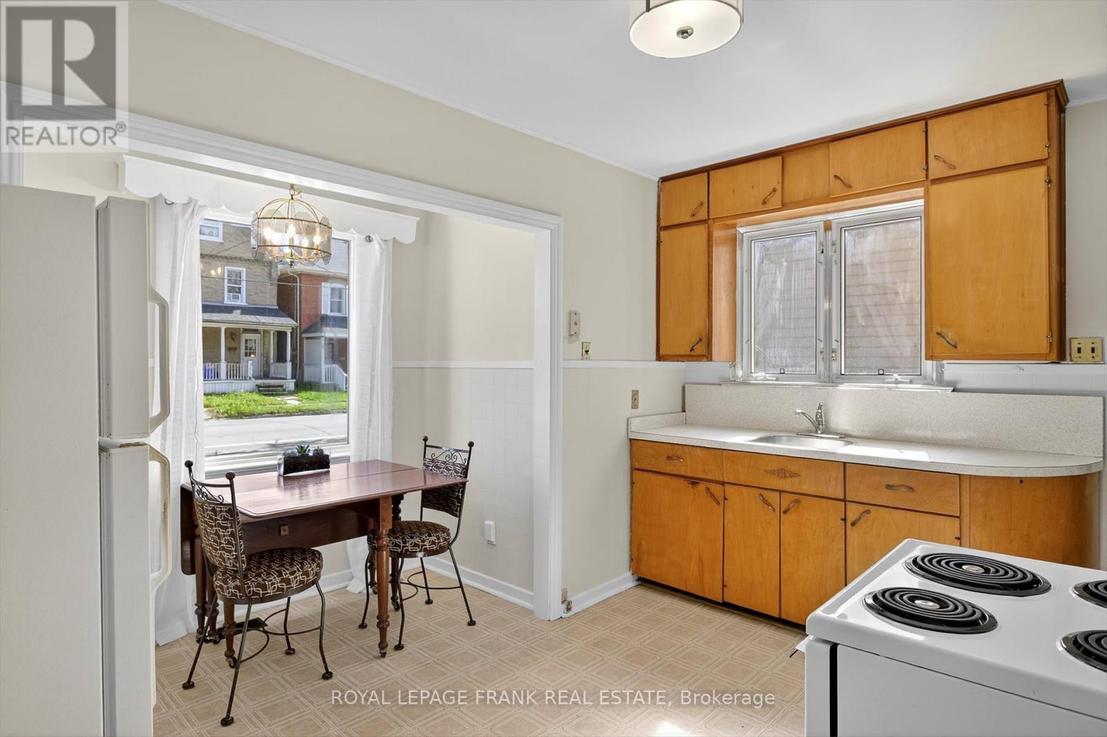 












859 GEORGE STREET N

,
Peterborough (Northcrest Ward 5),




Ontario
K9H3T6

