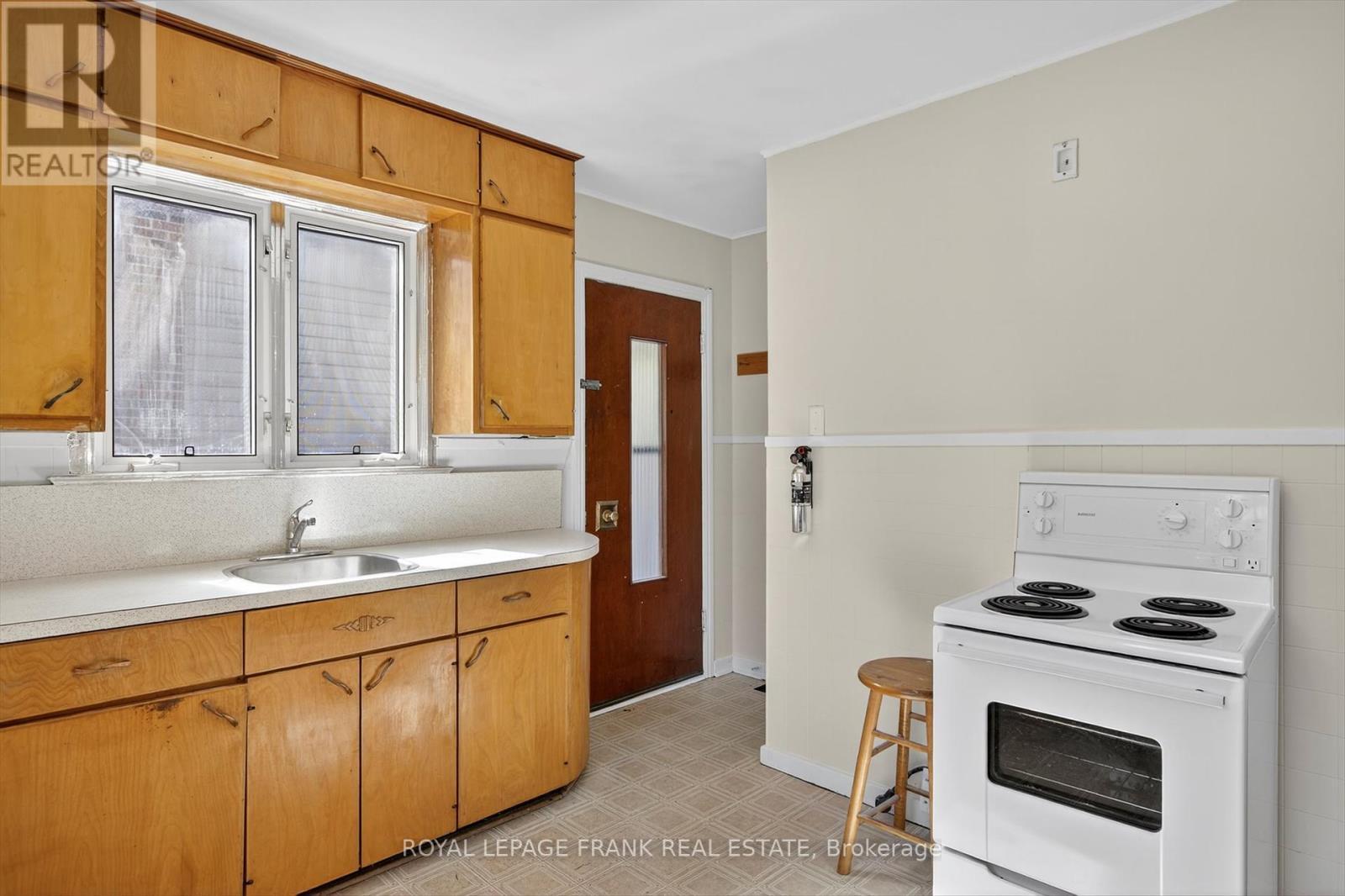 












859 GEORGE STREET N

,
Peterborough (Northcrest Ward 5),




Ontario
K9H3T6

