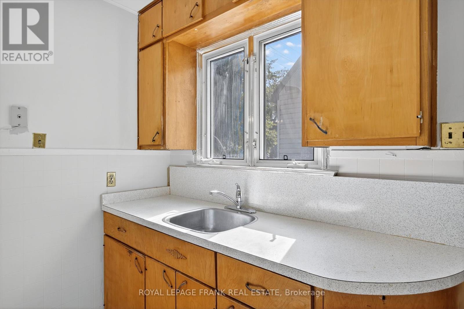 












859 GEORGE STREET N

,
Peterborough (Northcrest Ward 5),




Ontario
K9H3T6

