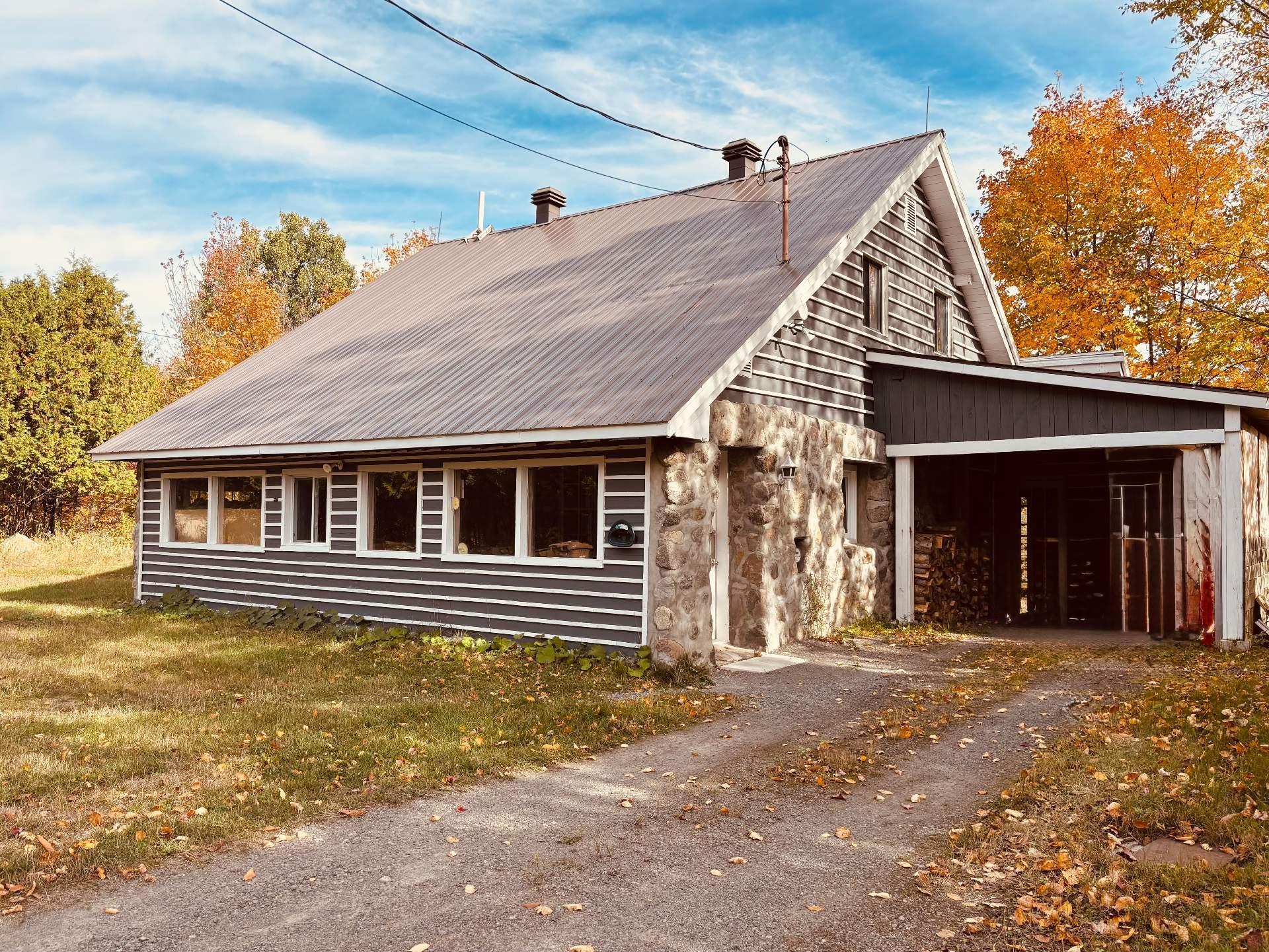 









588


Ch. de l'Artisan

,
Sainte-Lucie-des-Laurentides,




QC
J0T2J0

