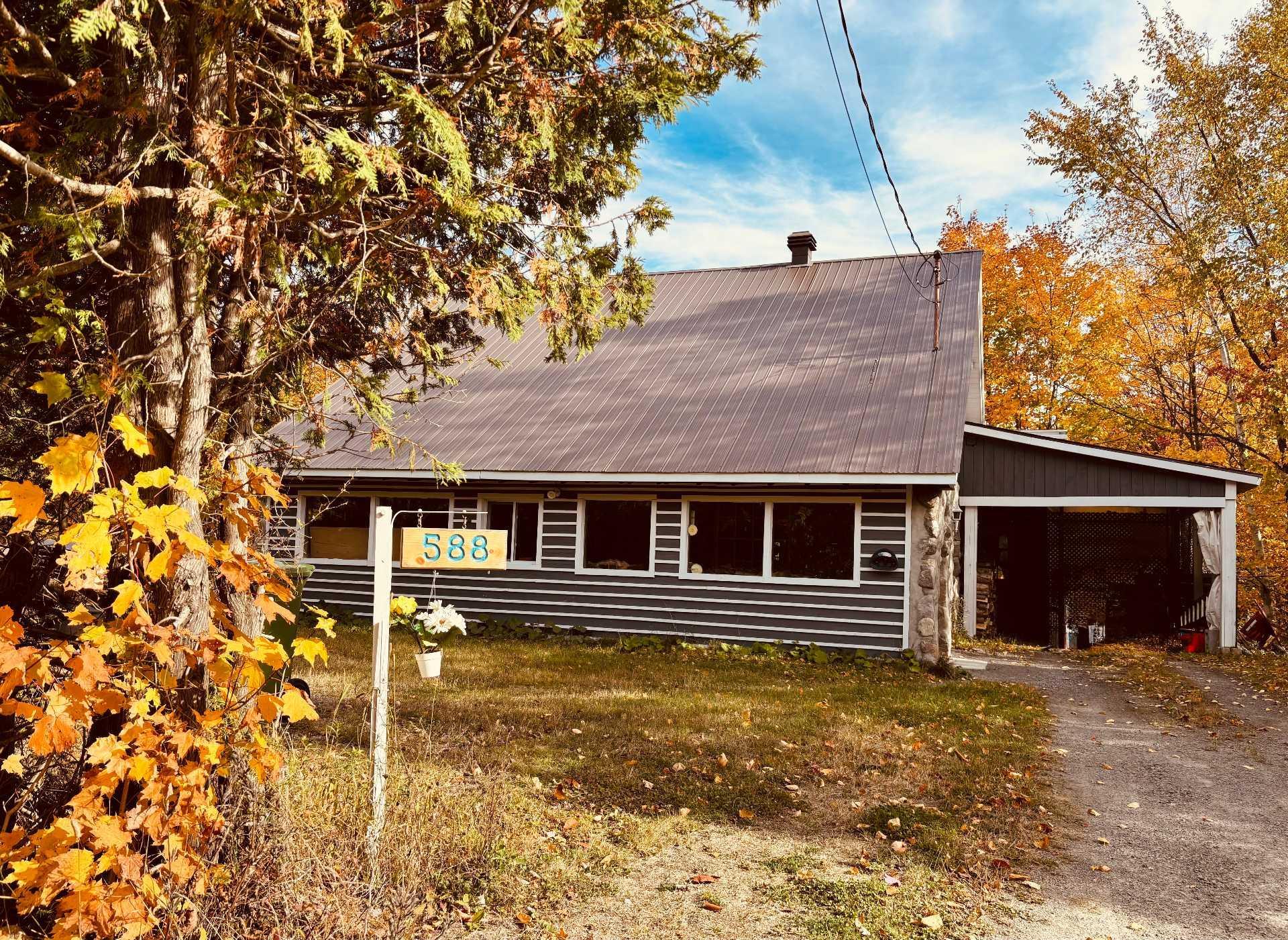 









588


Ch. de l'Artisan

,
Sainte-Lucie-des-Laurentides,




QC
J0T2J0

