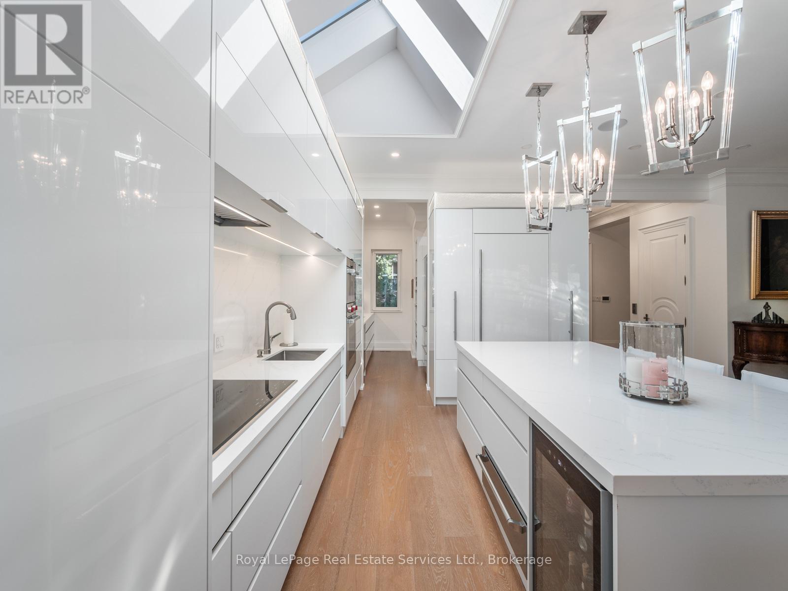 












36 ANDERSON STREET

,
Oakville (CO Central),




Ontario
L6K1A5

