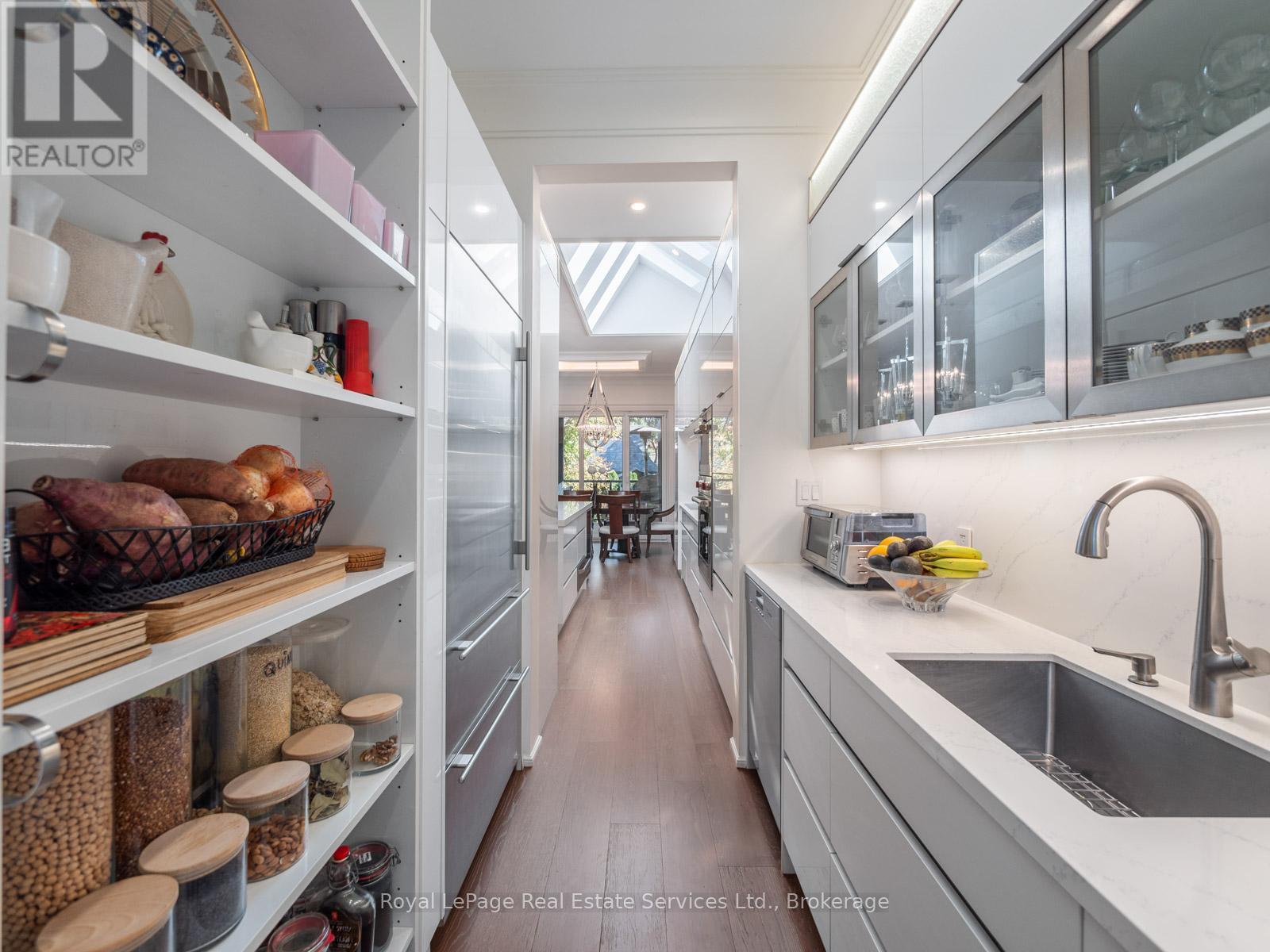 












36 ANDERSON STREET

,
Oakville (CO Central),




Ontario
L6K1A5

