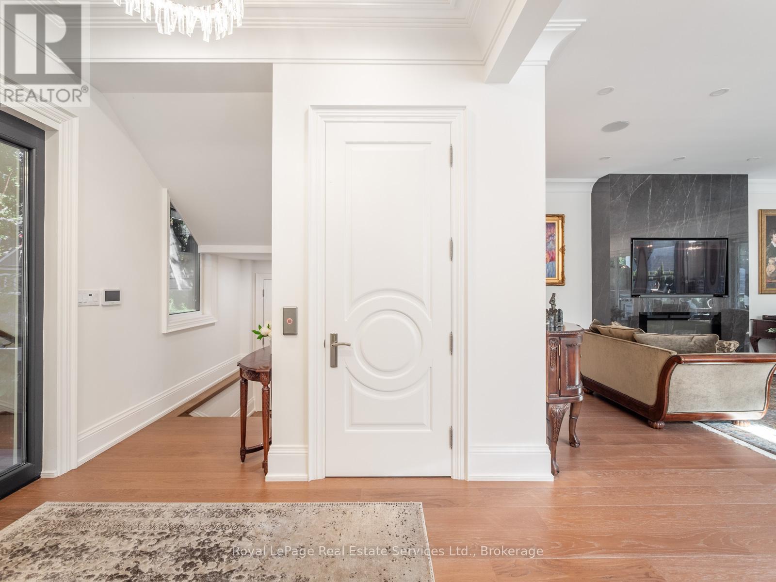 












36 ANDERSON STREET

,
Oakville (CO Central),




Ontario
L6K1A5

