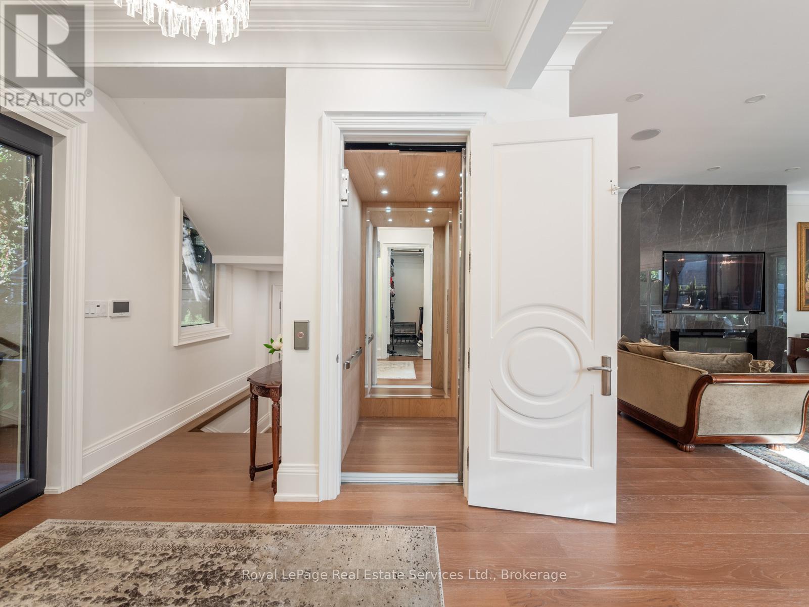 












36 ANDERSON STREET

,
Oakville (CO Central),




Ontario
L6K1A5

