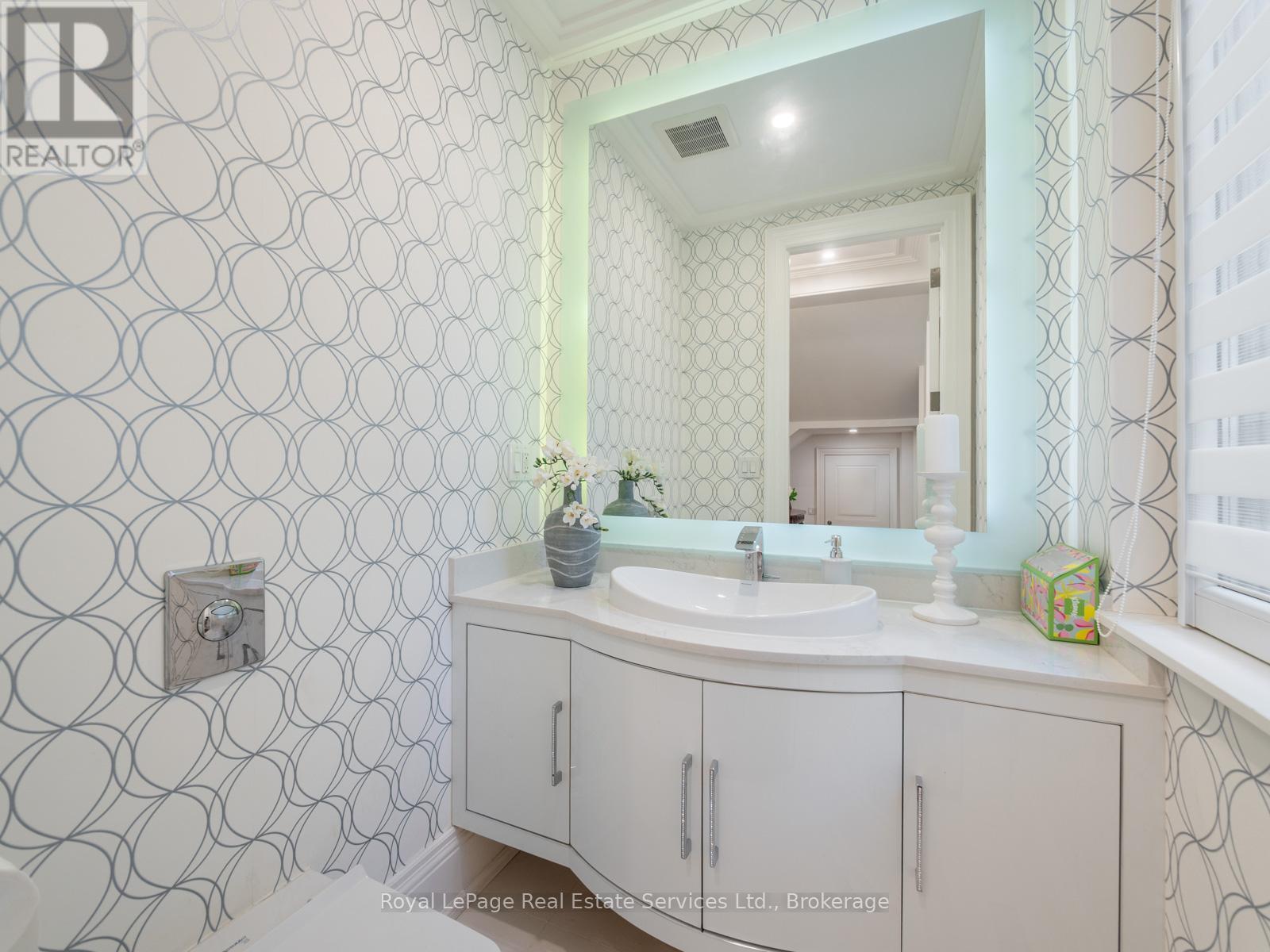 












36 ANDERSON STREET

,
Oakville (CO Central),




Ontario
L6K1A5

