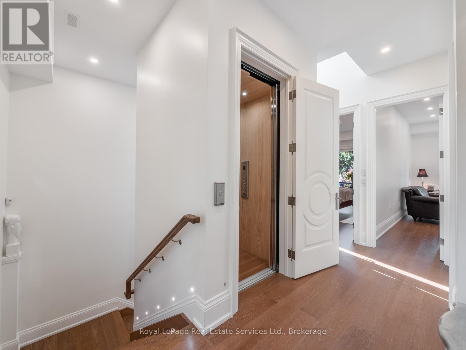 












36 ANDERSON STREET

,
Oakville (CO Central),




Ontario
L6K1A5

