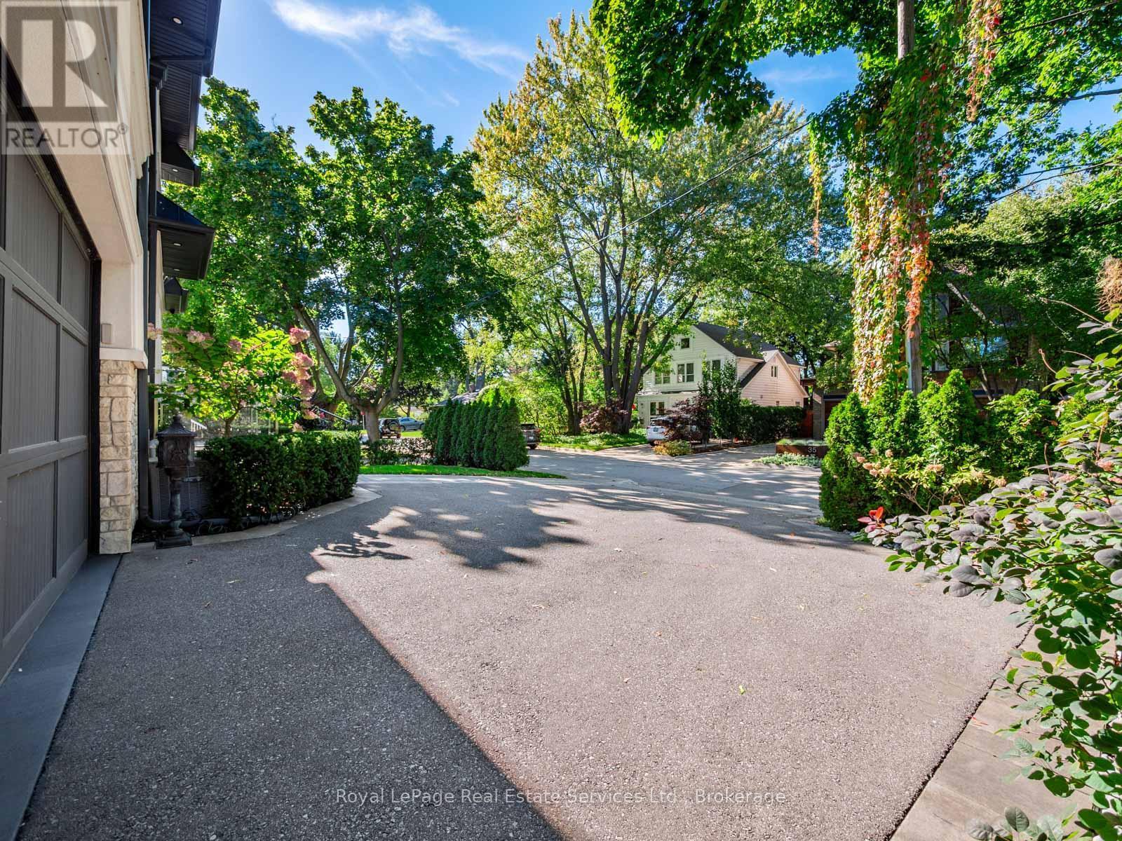 












36 ANDERSON STREET

,
Oakville (CO Central),




Ontario
L6K1A5

