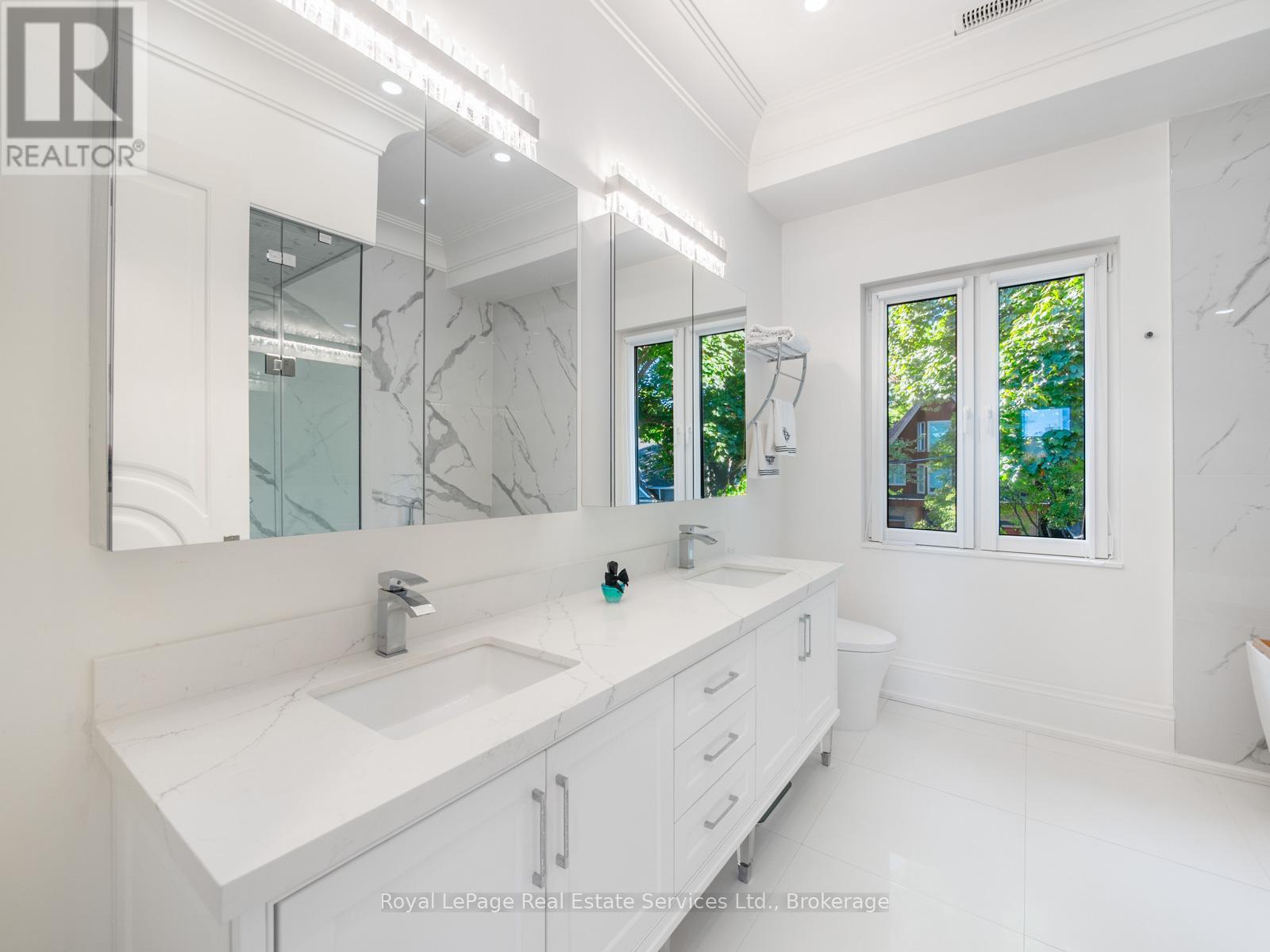 












36 ANDERSON STREET

,
Oakville (CO Central),




Ontario
L6K1A5

