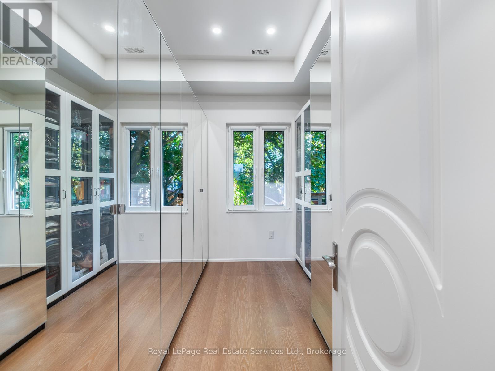 












36 ANDERSON STREET

,
Oakville (CO Central),




Ontario
L6K1A5

