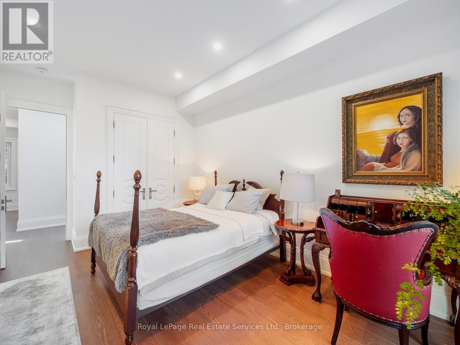 












36 ANDERSON STREET

,
Oakville (CO Central),




Ontario
L6K1A5

