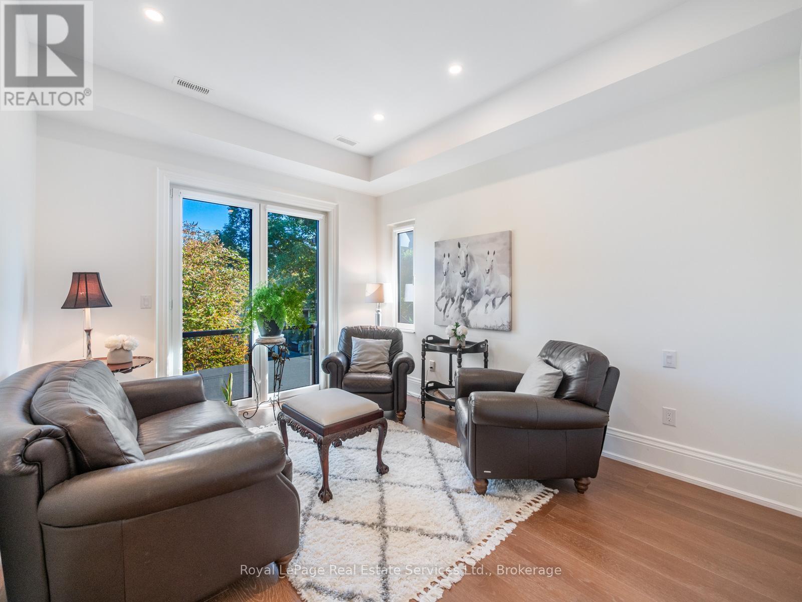 












36 ANDERSON STREET

,
Oakville (CO Central),




Ontario
L6K1A5

