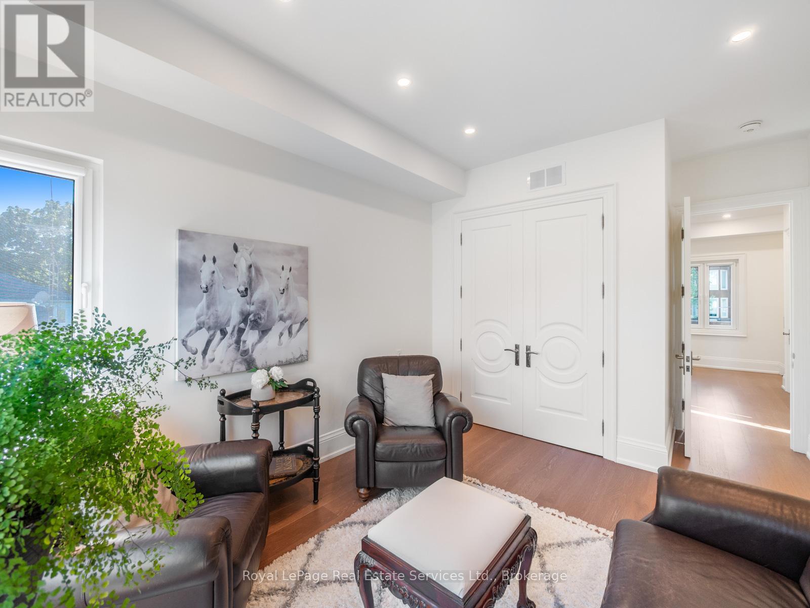 












36 ANDERSON STREET

,
Oakville (CO Central),




Ontario
L6K1A5

