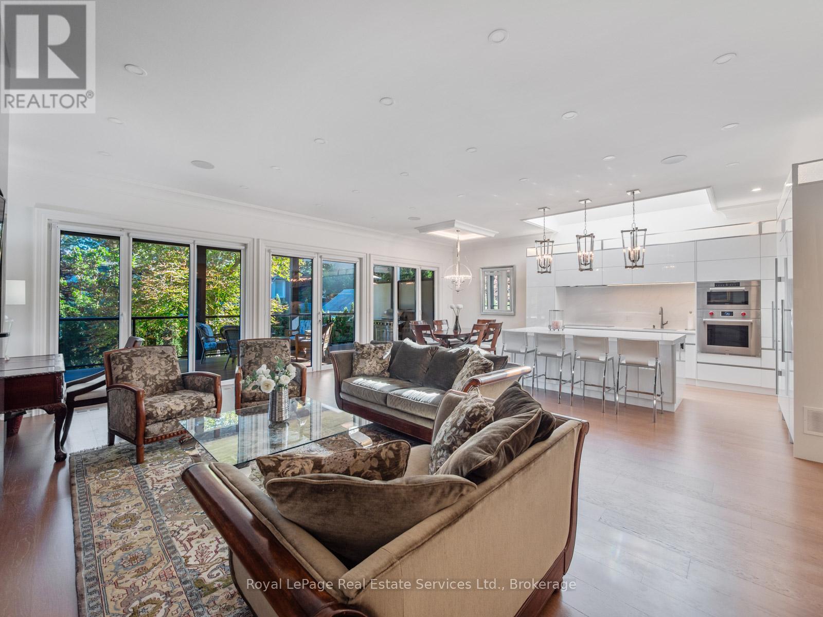 












36 ANDERSON STREET

,
Oakville (CO Central),




Ontario
L6K1A5

