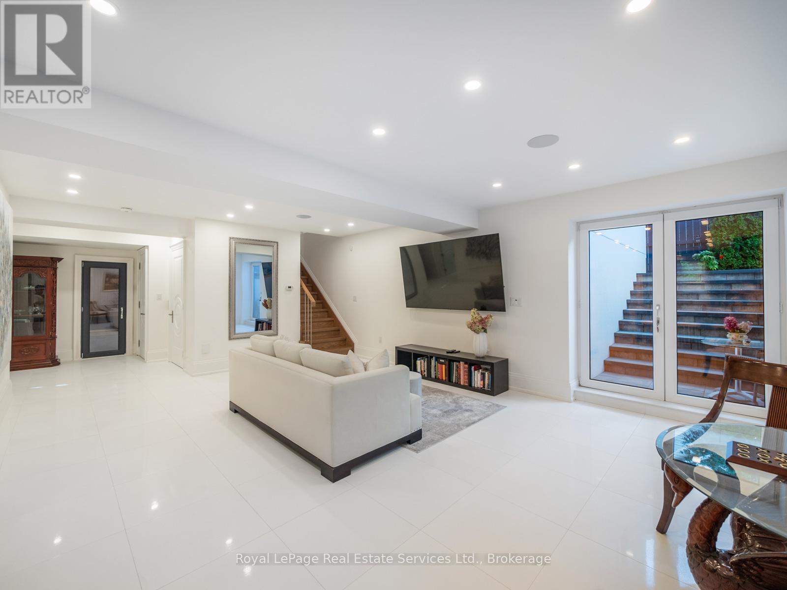 












36 ANDERSON STREET

,
Oakville (CO Central),




Ontario
L6K1A5

