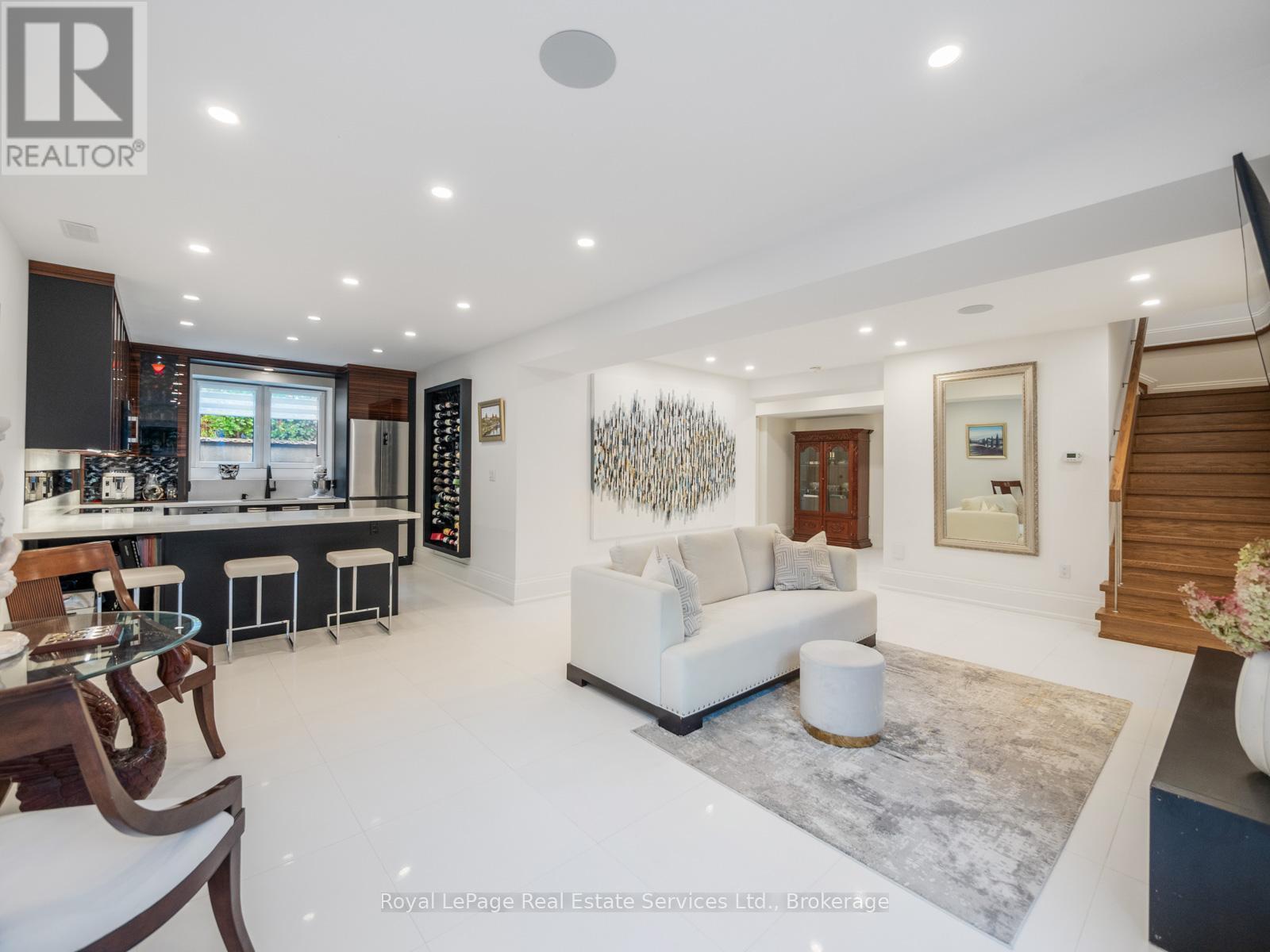 












36 ANDERSON STREET

,
Oakville (CO Central),




Ontario
L6K1A5

