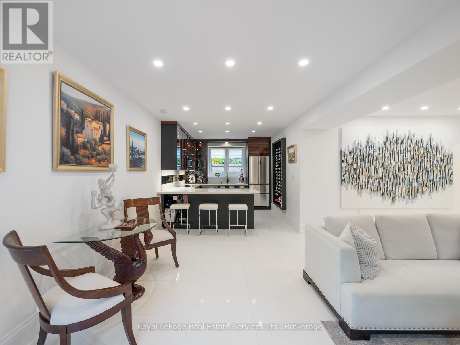 












36 ANDERSON STREET

,
Oakville (CO Central),




Ontario
L6K1A5

