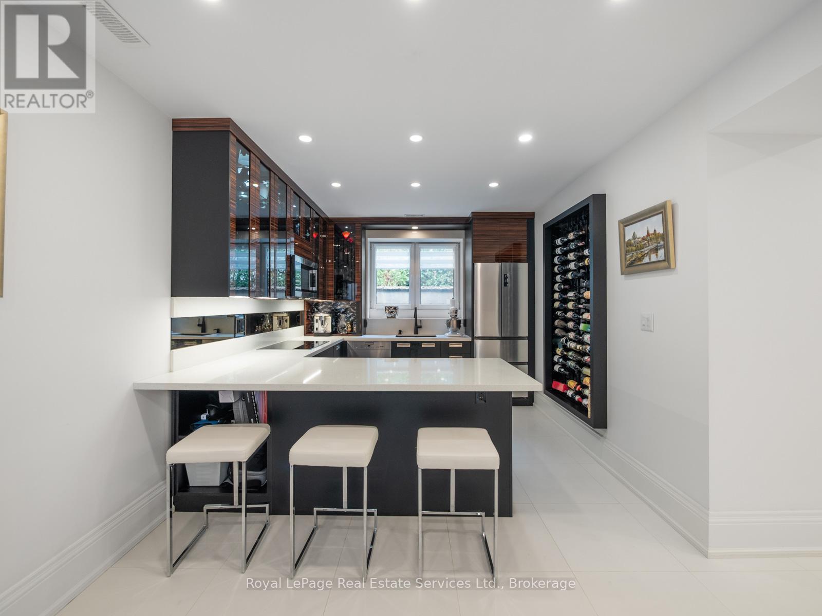 












36 ANDERSON STREET

,
Oakville (CO Central),




Ontario
L6K1A5

