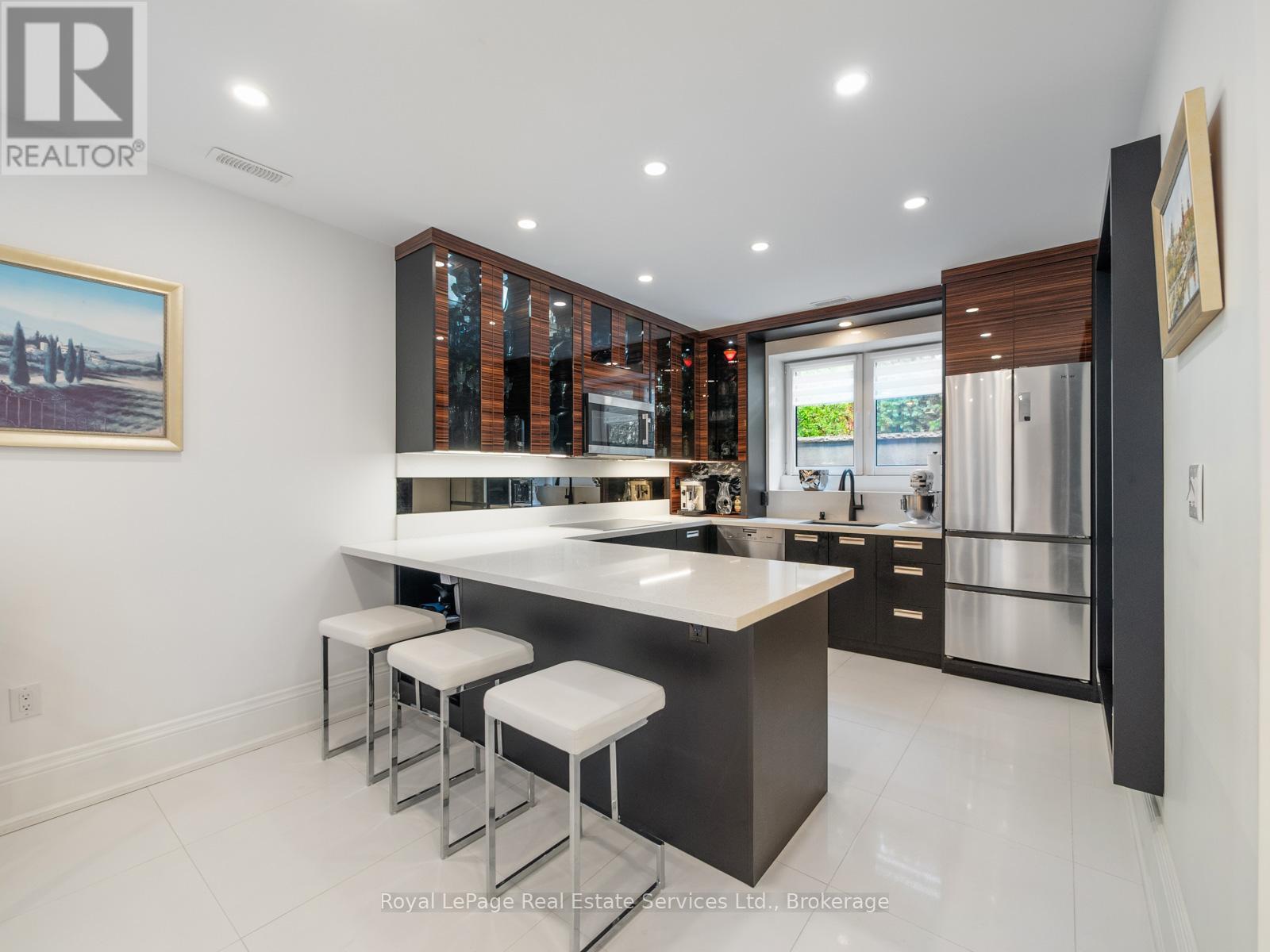 












36 ANDERSON STREET

,
Oakville (CO Central),




Ontario
L6K1A5

