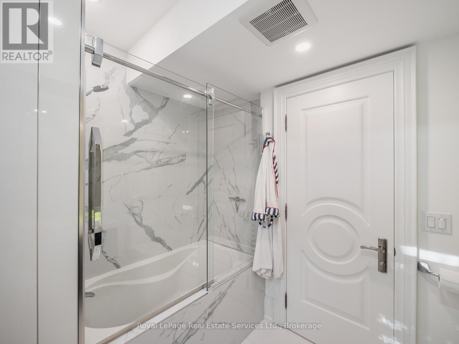 












36 ANDERSON STREET

,
Oakville (CO Central),




Ontario
L6K1A5

