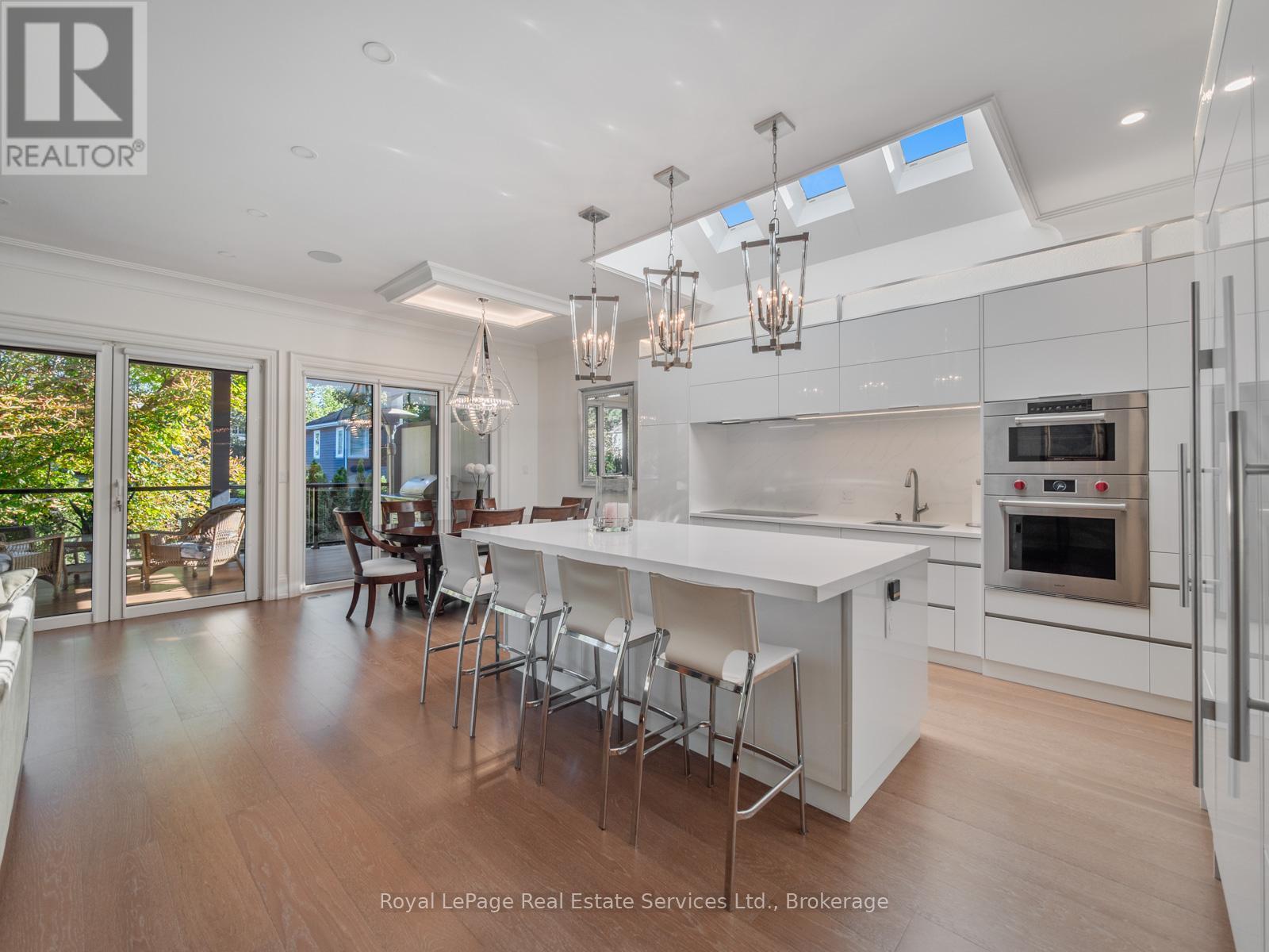 












36 ANDERSON STREET

,
Oakville (CO Central),




Ontario
L6K1A5

