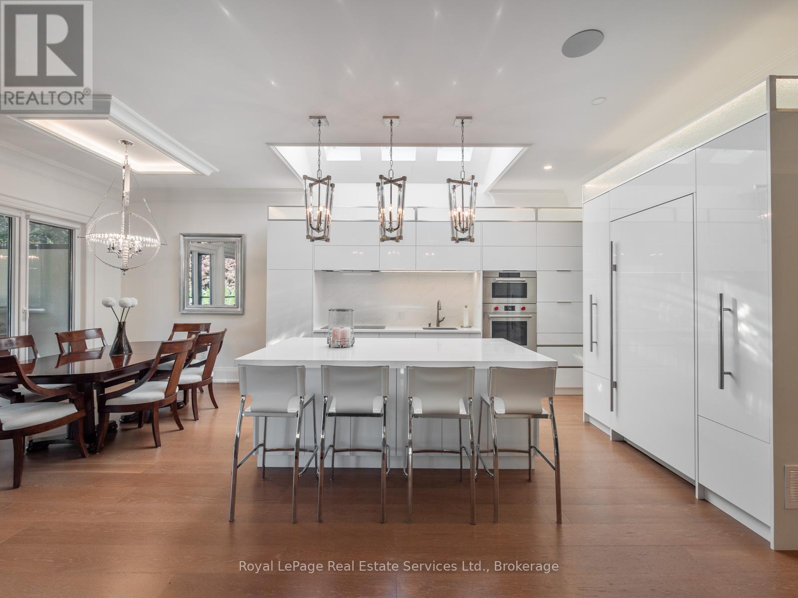 












36 ANDERSON STREET

,
Oakville (CO Central),




Ontario
L6K1A5

