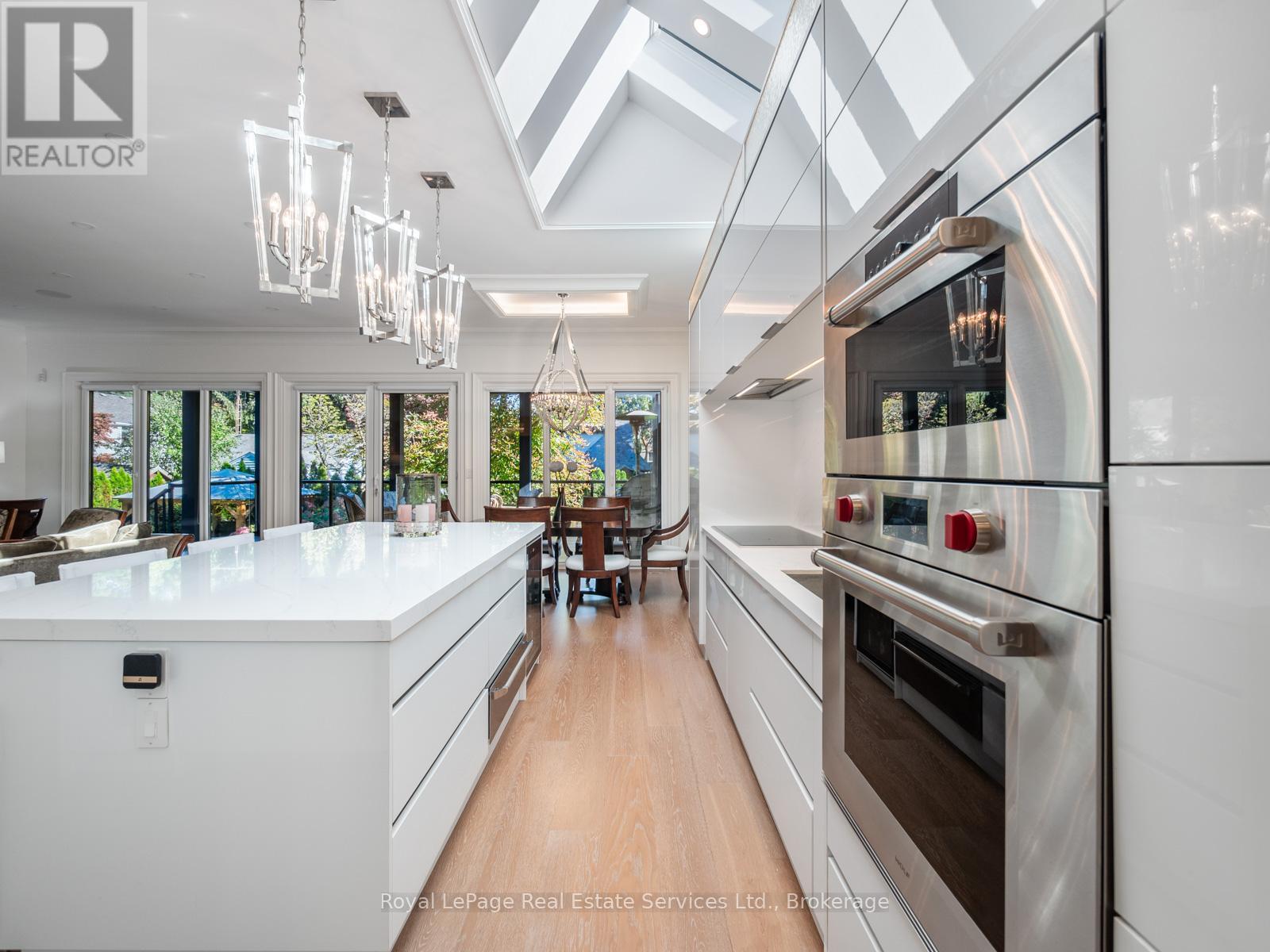 












36 ANDERSON STREET

,
Oakville (CO Central),




Ontario
L6K1A5

