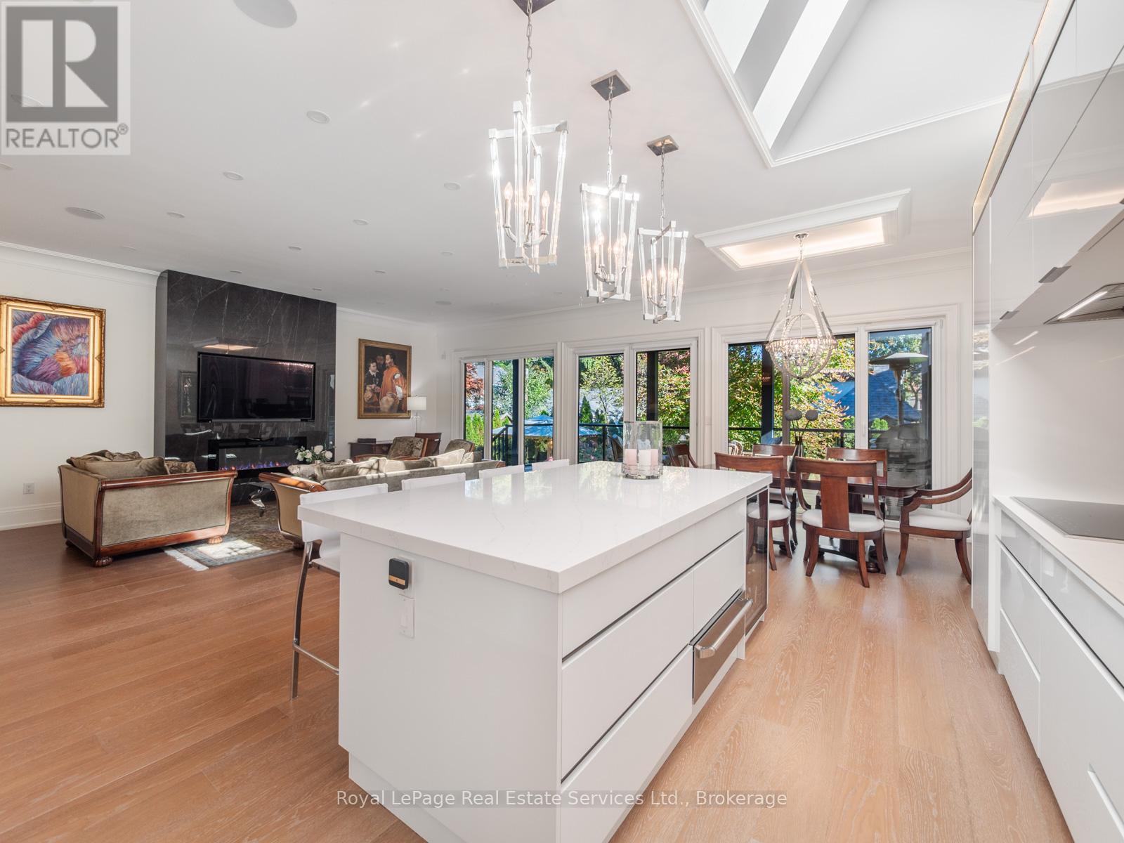 












36 ANDERSON STREET

,
Oakville (CO Central),




Ontario
L6K1A5

