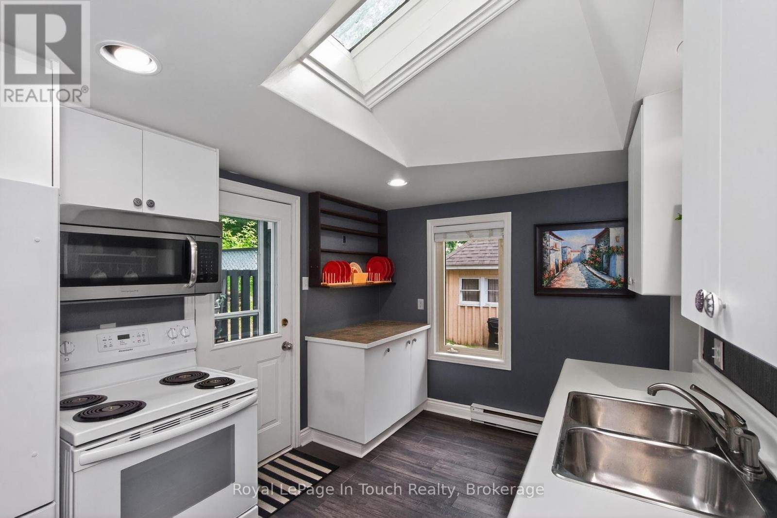 












330 THIRD STREET

,
Midland,




Ontario
L4R3S7

