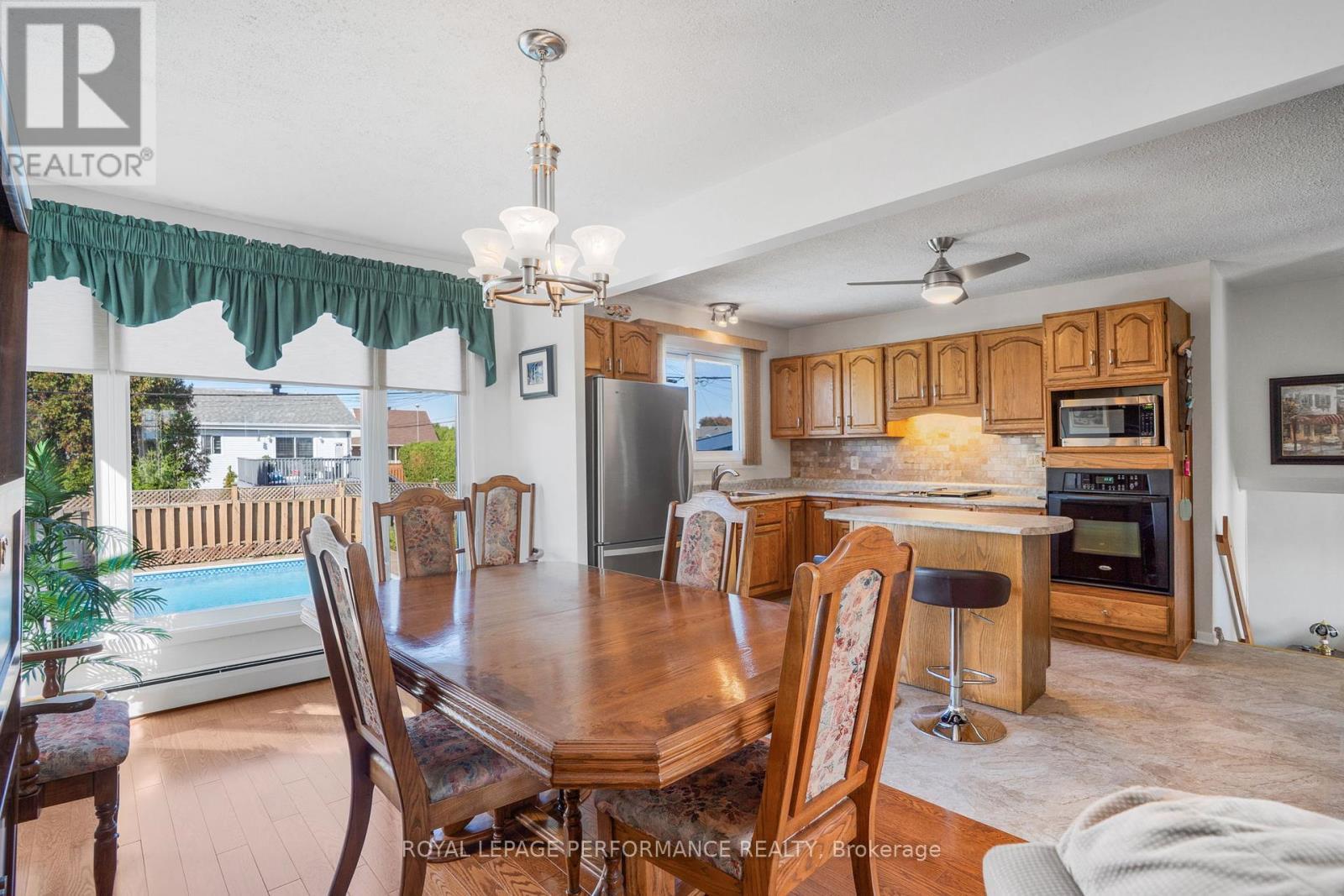 












454 WEST STREET

,
Hawkesbury,




Ontario
K6A2R1

