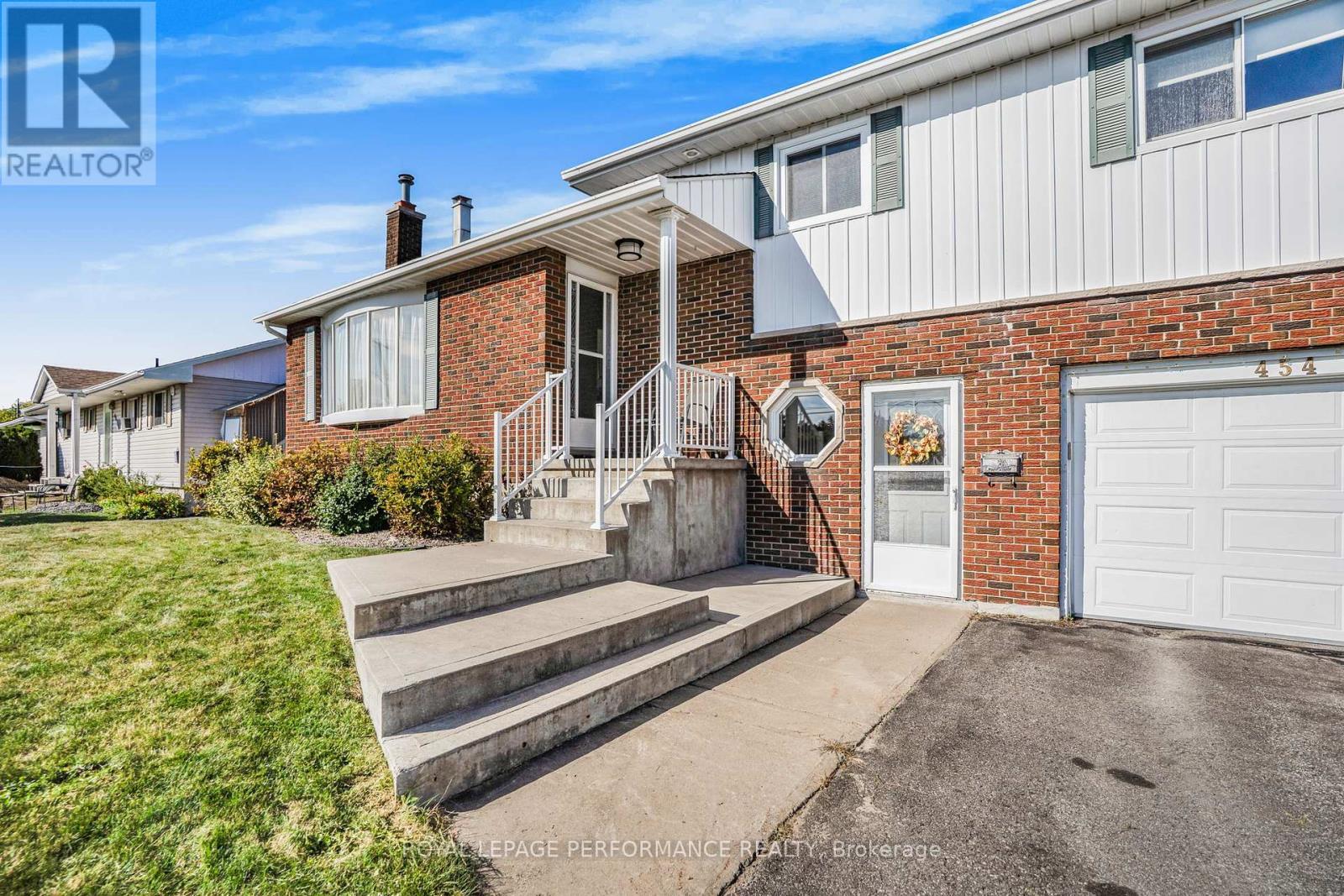 












454 WEST STREET

,
Hawkesbury,




Ontario
K6A2R1

