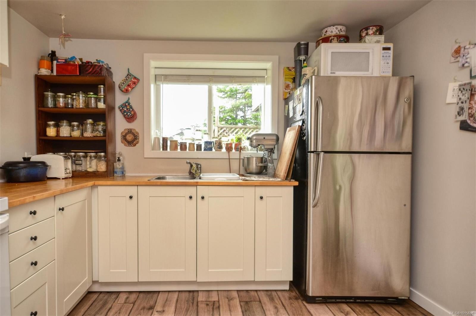 









271


Battleford

Ave,
Saanich,




BC
V8Z 1K7

