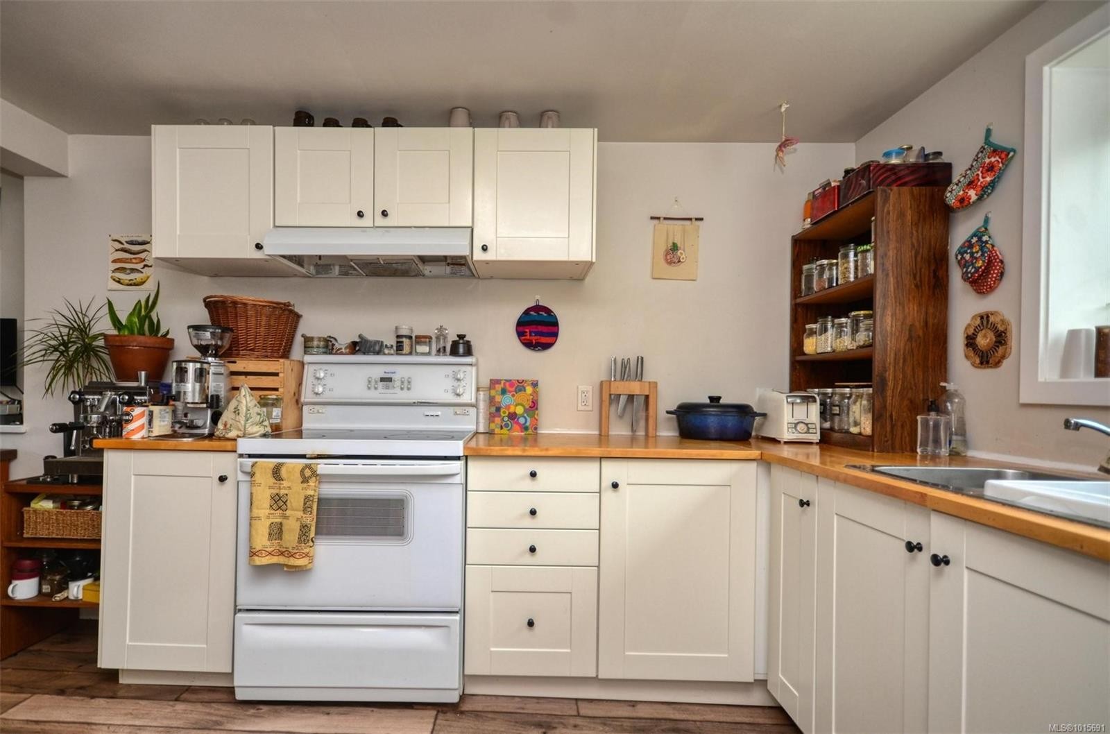 









271


Battleford

Ave,
Saanich,




BC
V8Z 1K7

