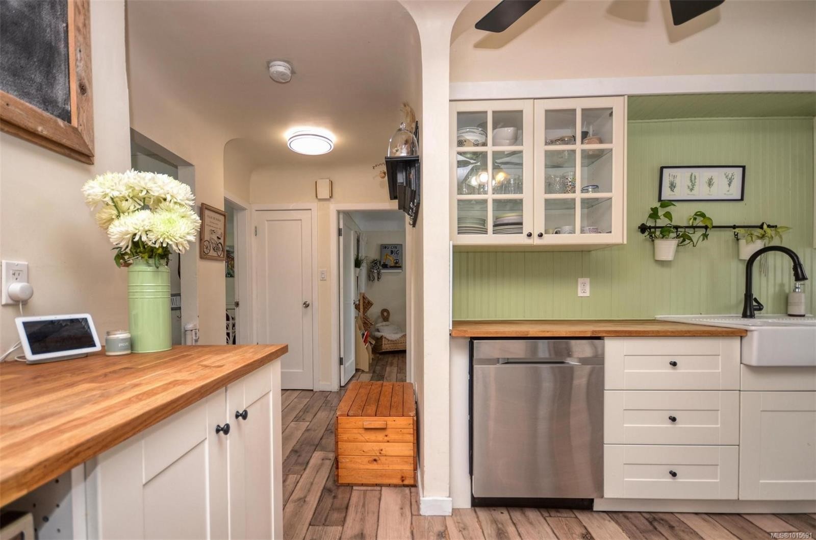 









271


Battleford

Ave,
Saanich,




BC
V8Z 1K7

