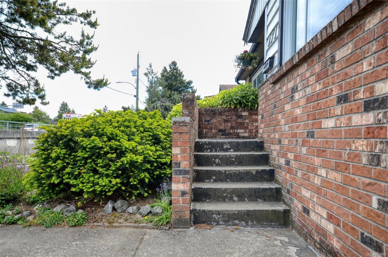 









271


Battleford

Ave,
Saanich,




BC
V8Z 1K7

