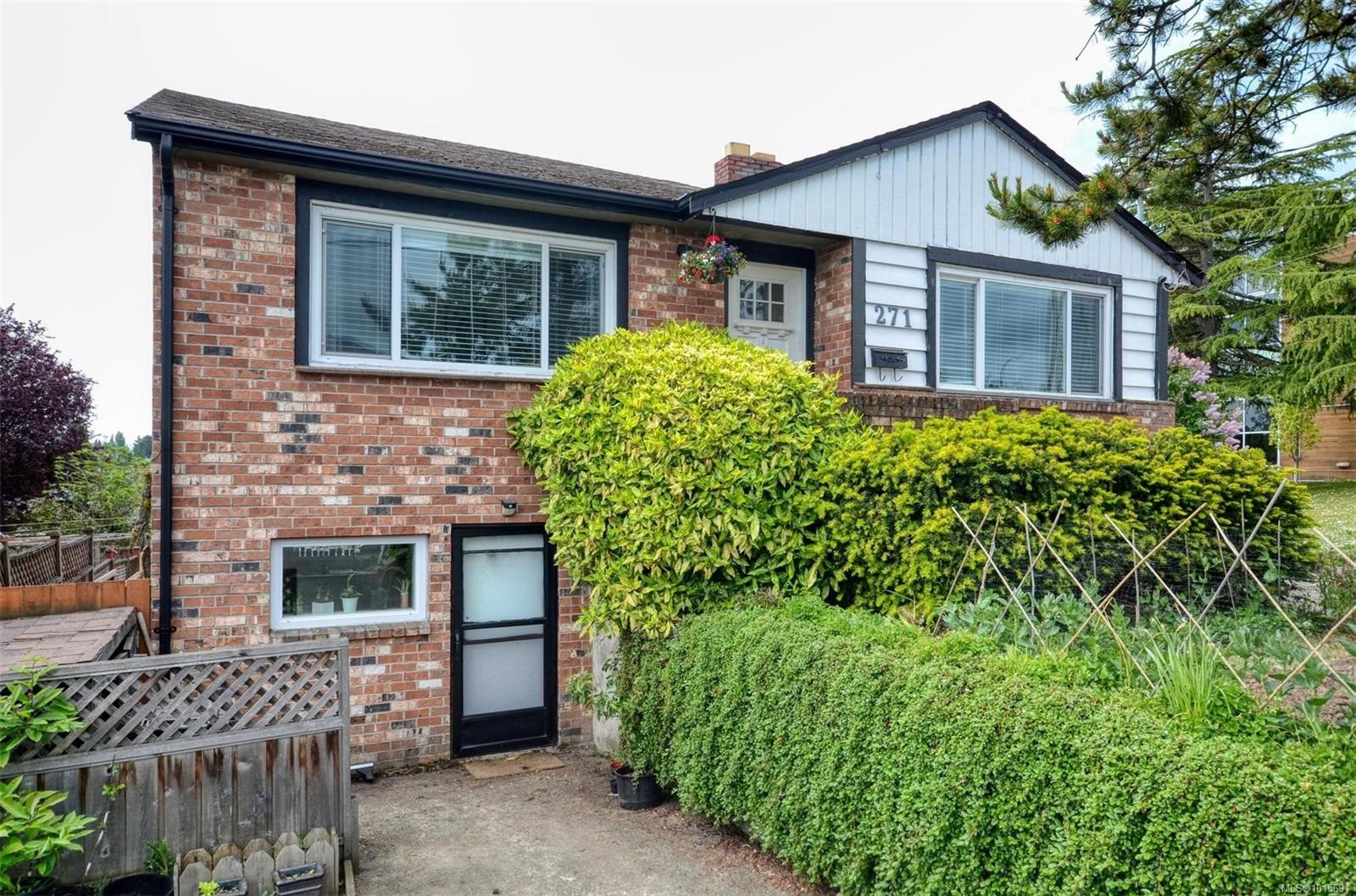 









271


Battleford

Ave,
Saanich,




BC
V8Z 1K7

