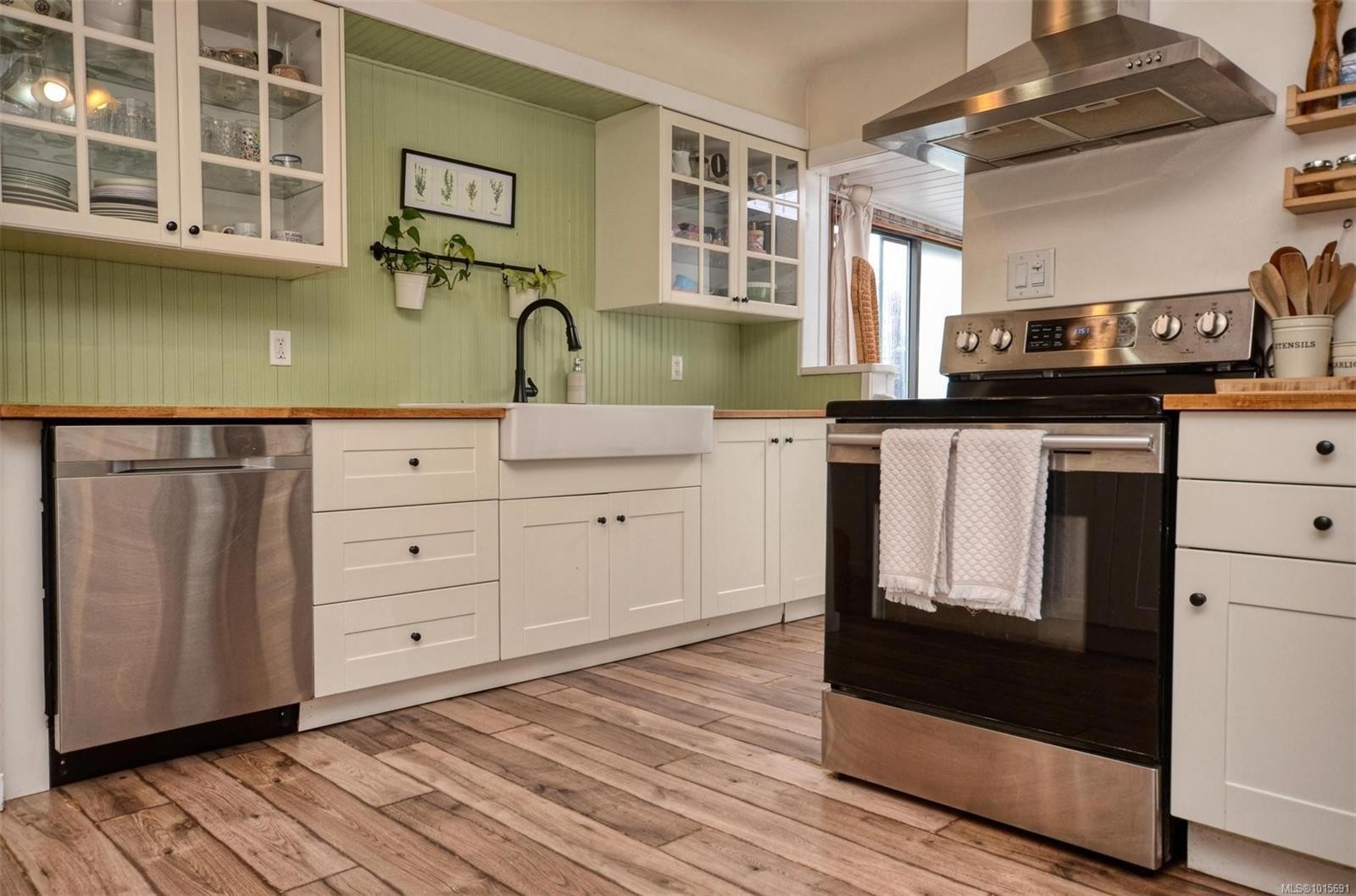 









271


Battleford

Ave,
Saanich,




BC
V8Z 1K7


