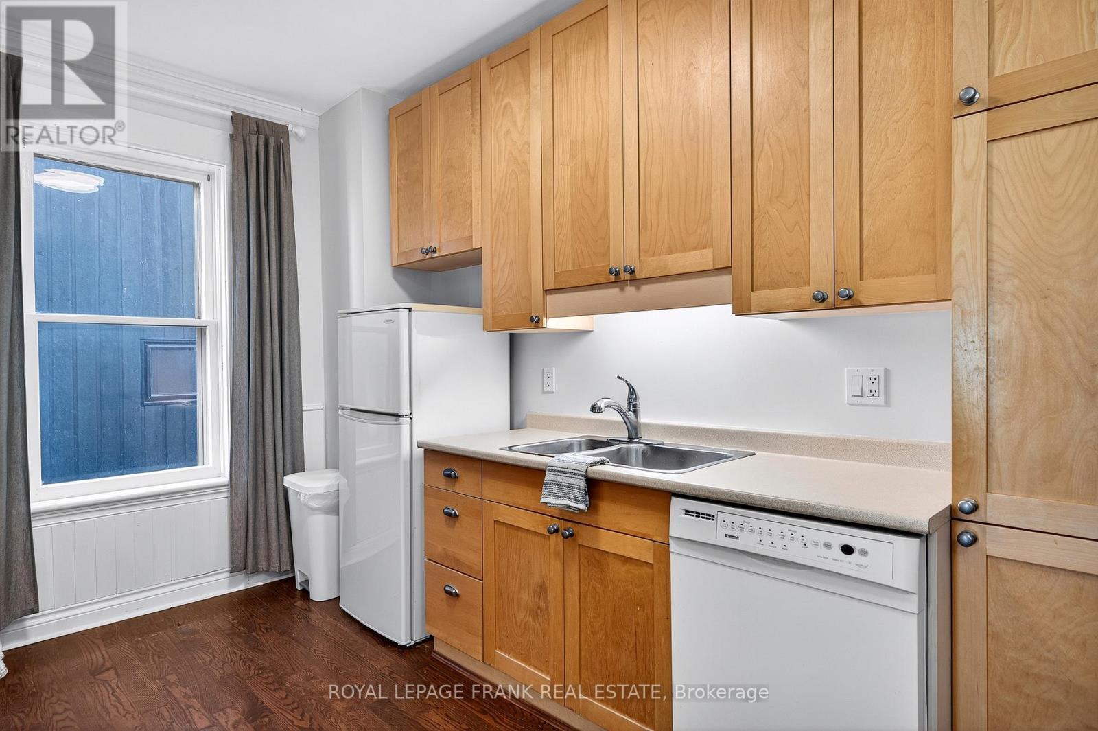 












1217 GRANDVIEW AVENUE

,
Peterborough (Otonabee Ward 1),




Ontario
K9J5P7

