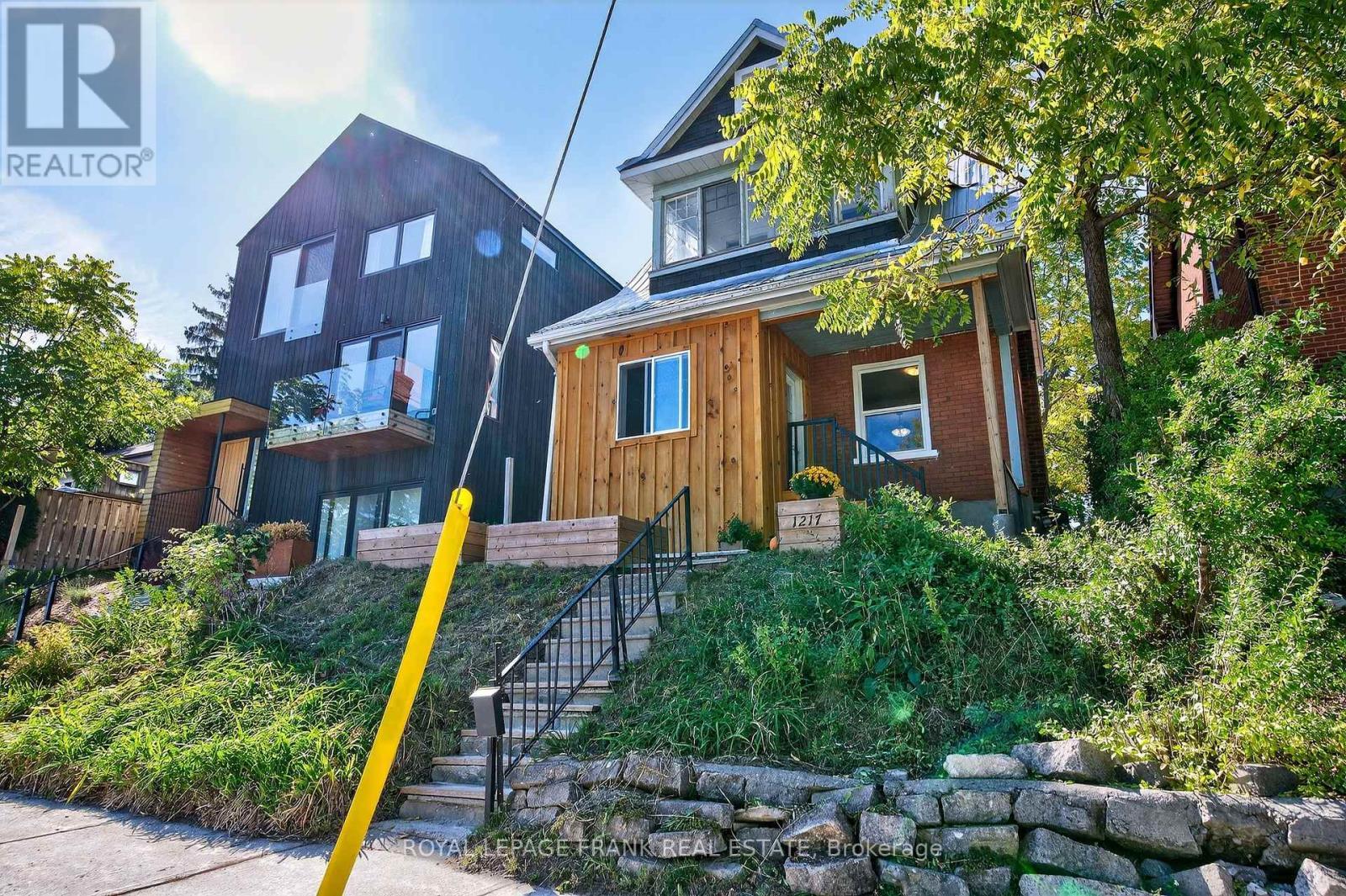












1217 GRANDVIEW AVENUE

,
Peterborough (Otonabee Ward 1),




Ontario
K9J5P7

