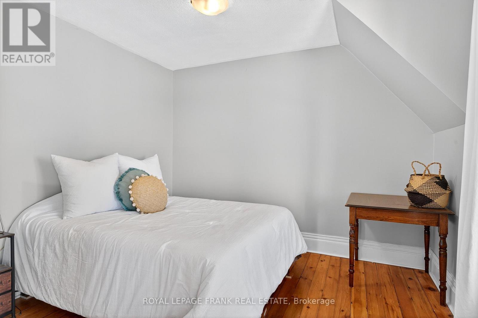 












1217 GRANDVIEW AVENUE

,
Peterborough (Otonabee Ward 1),




Ontario
K9J5P7

