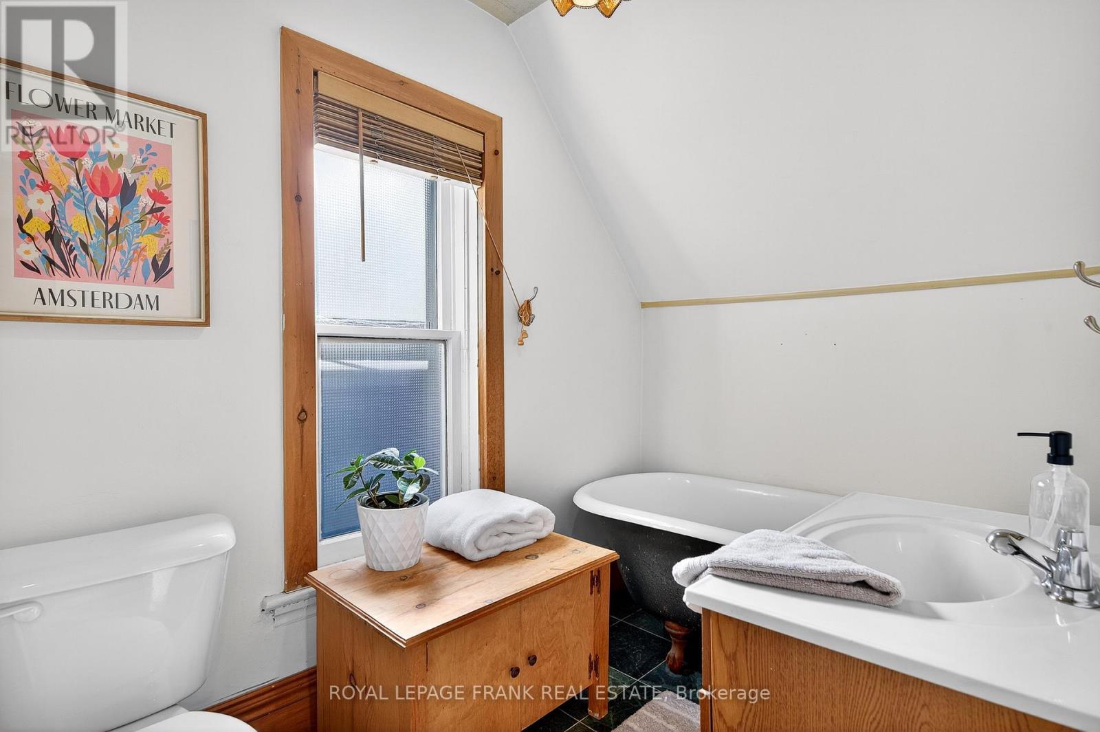 












1217 GRANDVIEW AVENUE

,
Peterborough (Otonabee Ward 1),




Ontario
K9J5P7


