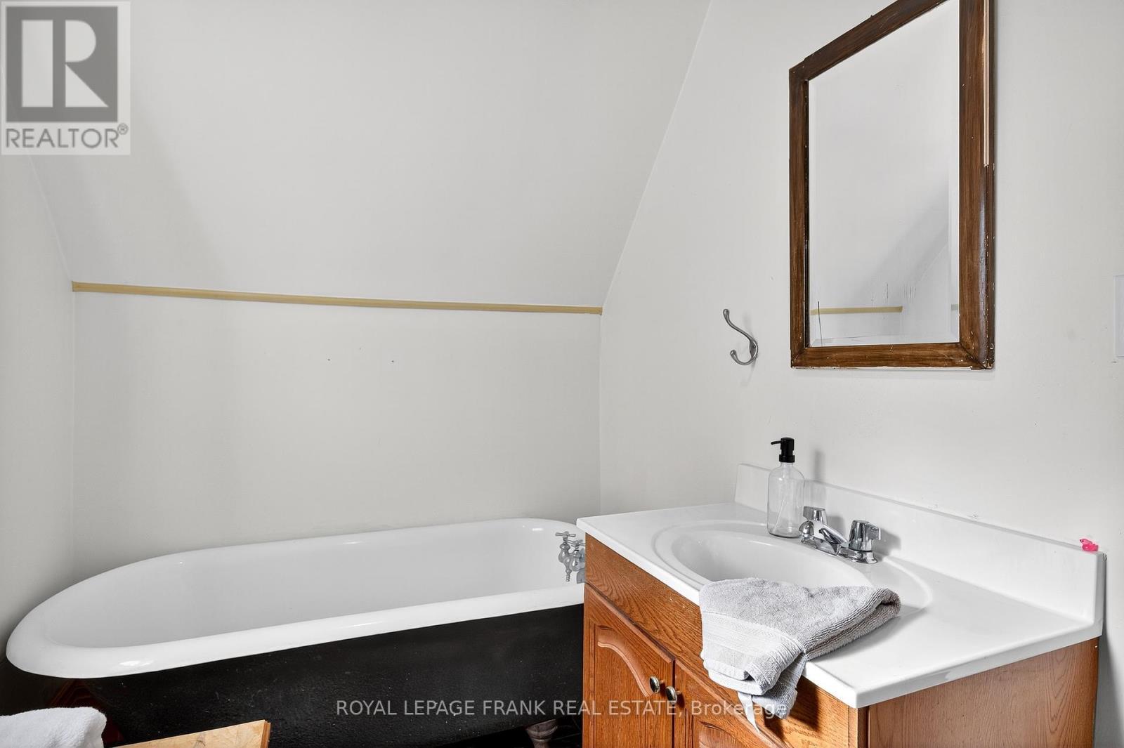 












1217 GRANDVIEW AVENUE

,
Peterborough (Otonabee Ward 1),




Ontario
K9J5P7

