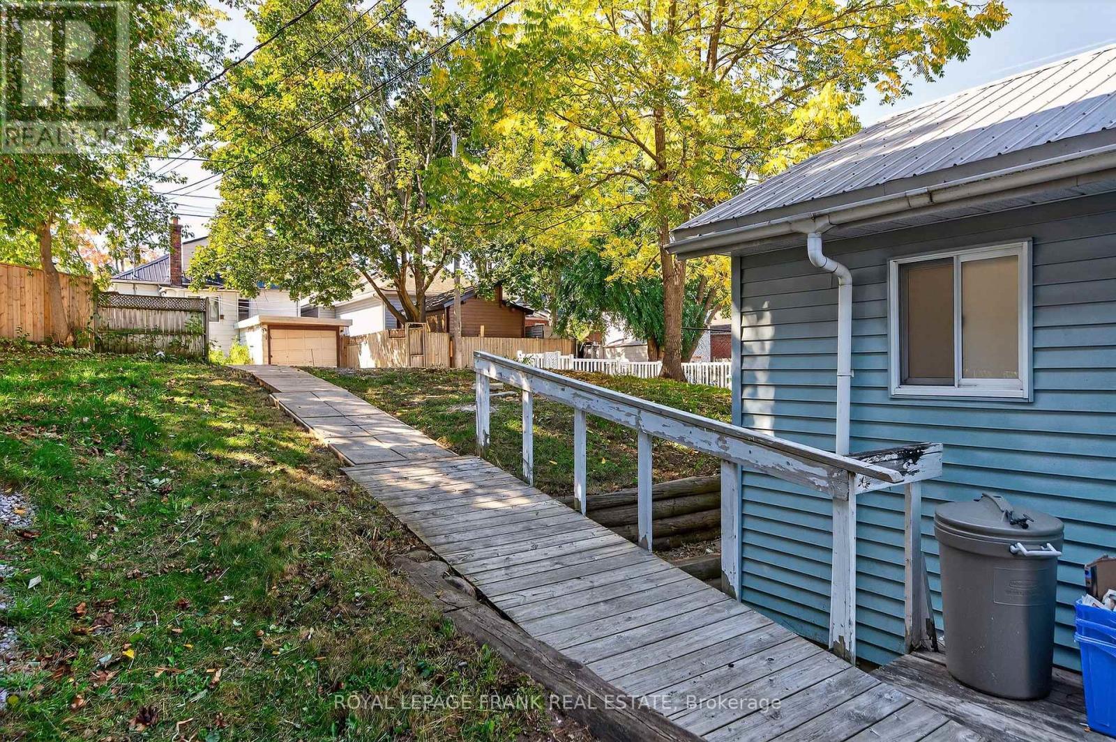












1217 GRANDVIEW AVENUE

,
Peterborough (Otonabee Ward 1),




Ontario
K9J5P7

