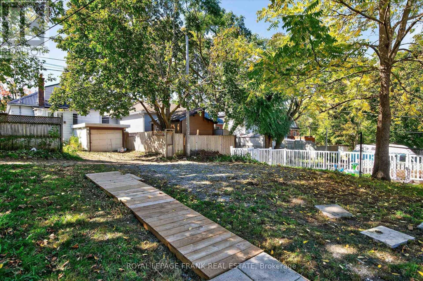 












1217 GRANDVIEW AVENUE

,
Peterborough (Otonabee Ward 1),




Ontario
K9J5P7

